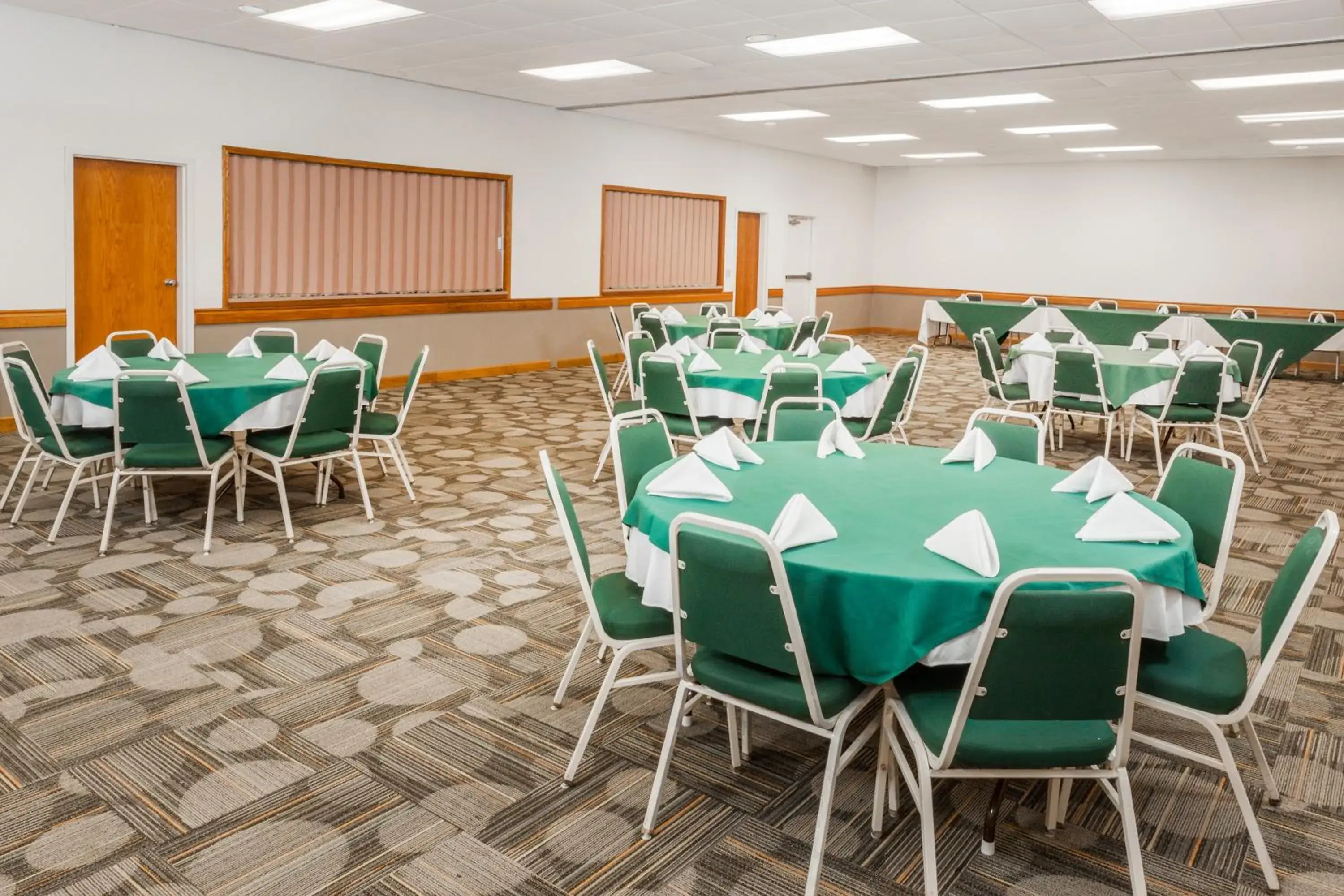 Banquet/Function facilities, Restaurant/Places to Eat in Super 8 by Wyndham Stevensville St Joseph