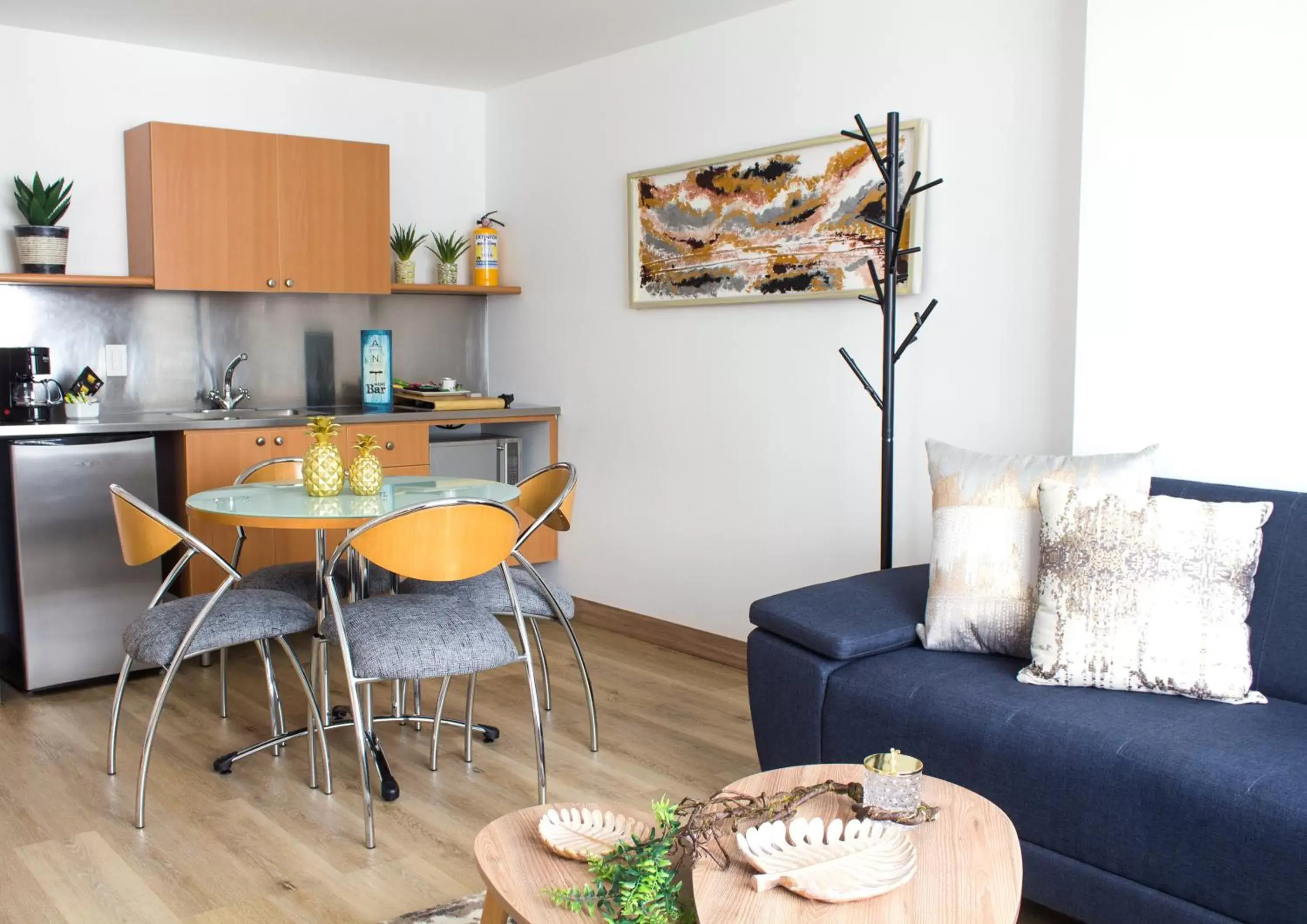 Kitchen or kitchenette, Dining Area in Novelty Suites Hotel