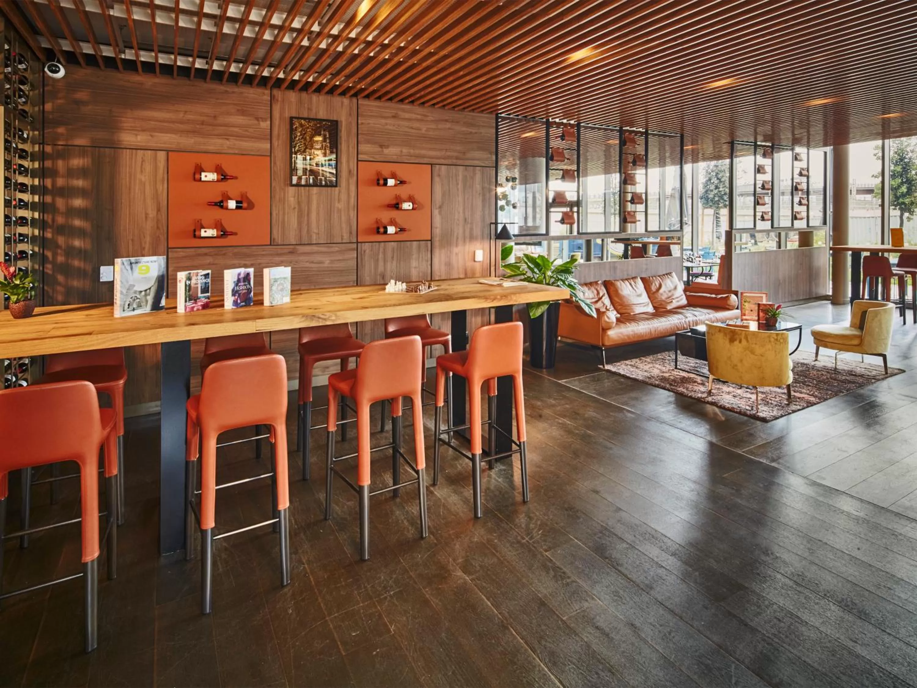 Lounge or bar in Golden Tulip Bordeaux Euratlantique