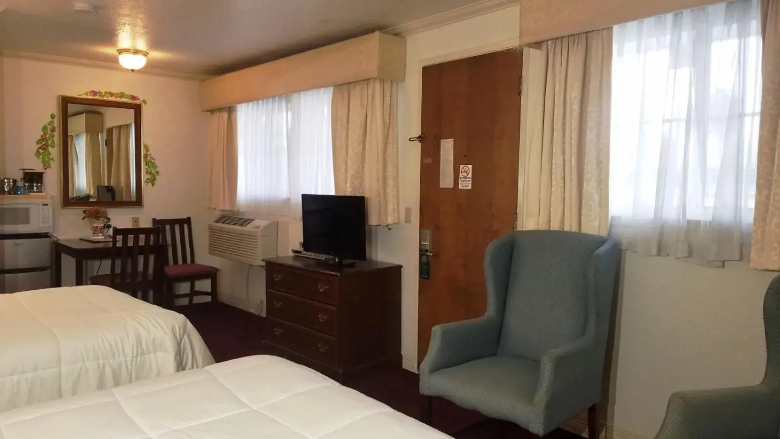 Bedroom, Seating Area in Stanford Motor Inn