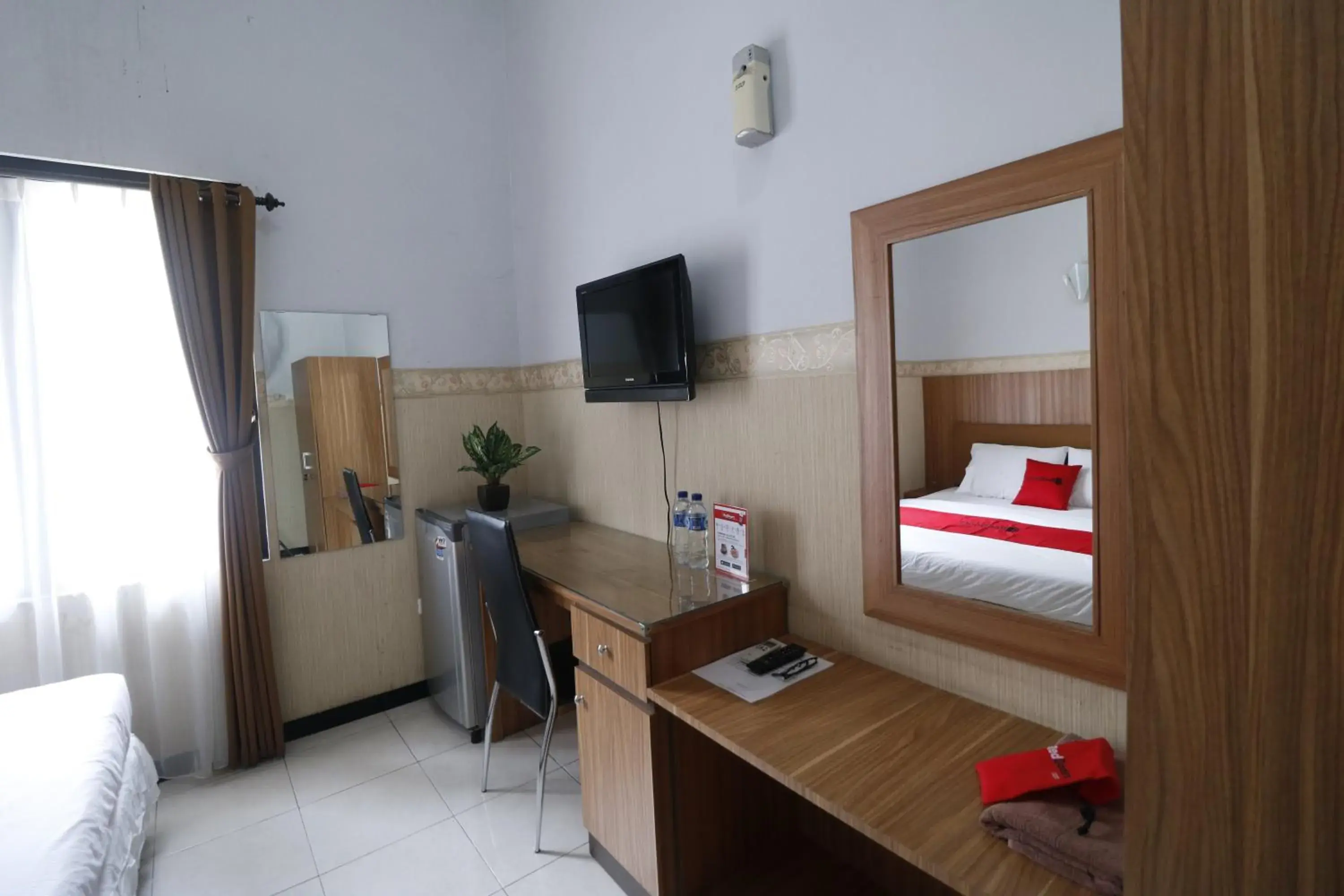 Bedroom, TV/Entertainment Center in RedDoorz Plus near Undip Tembalang