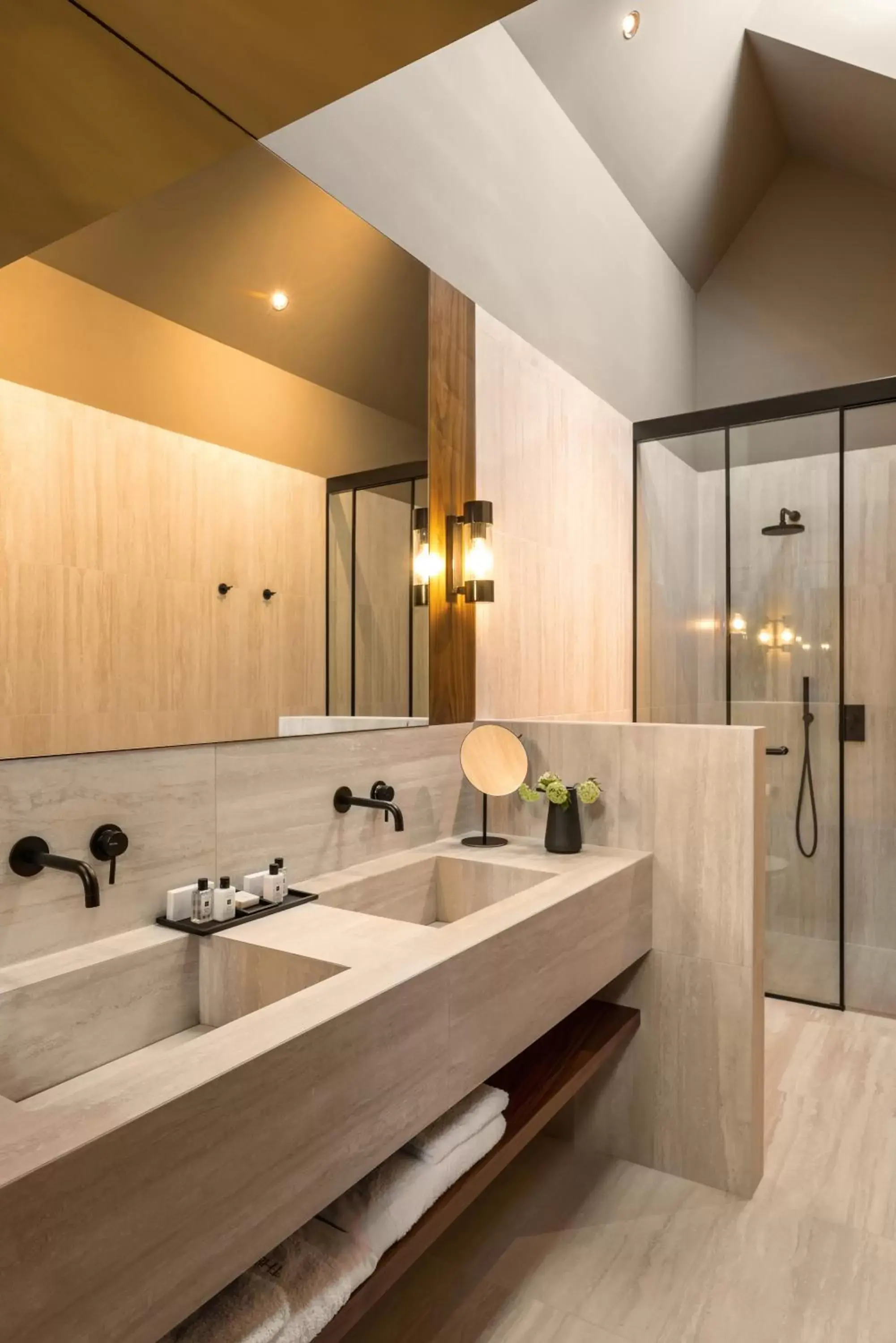 Shower, Bathroom in The Lynx Mountain Resort