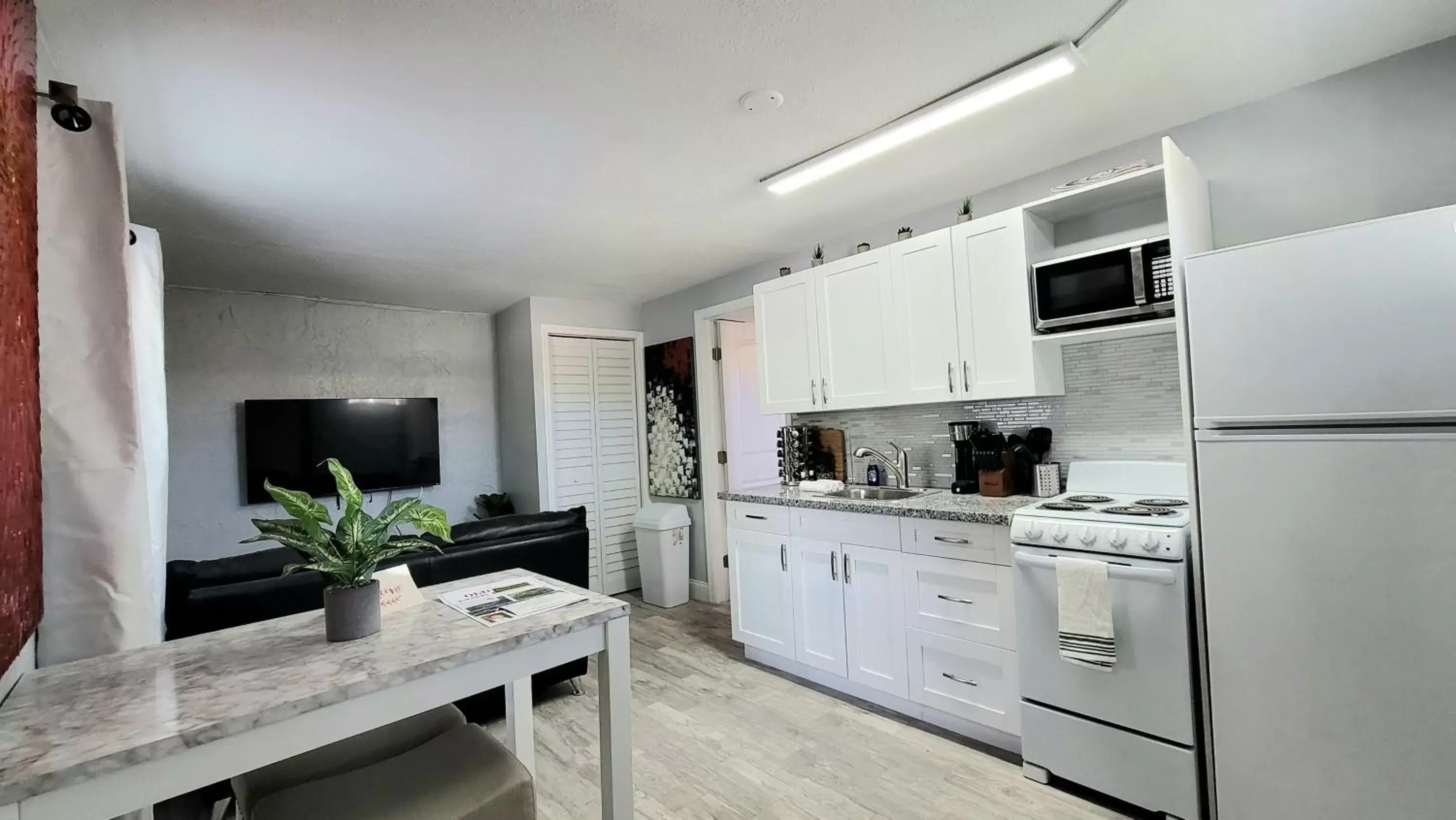 Dining area, Kitchen/Kitchenette in Barefoot mailman motel