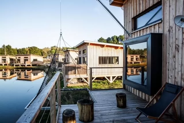 Balcony/Terrace in Écolodges du Golf du Sauternais
