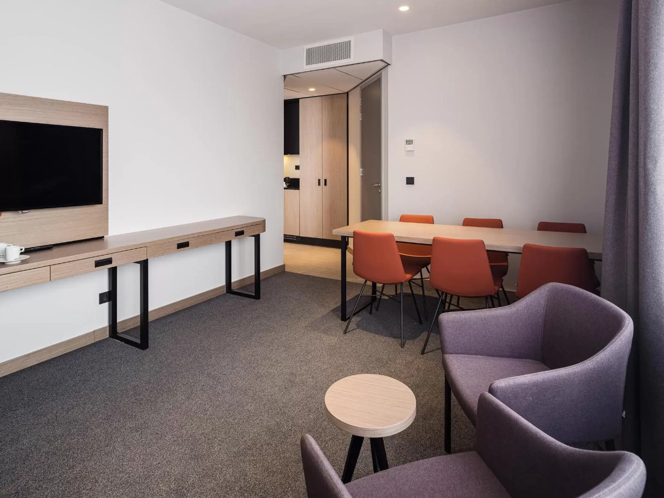 Seating area, TV/Entertainment Center in Executive Residency by Best Western Amsterdam Airport