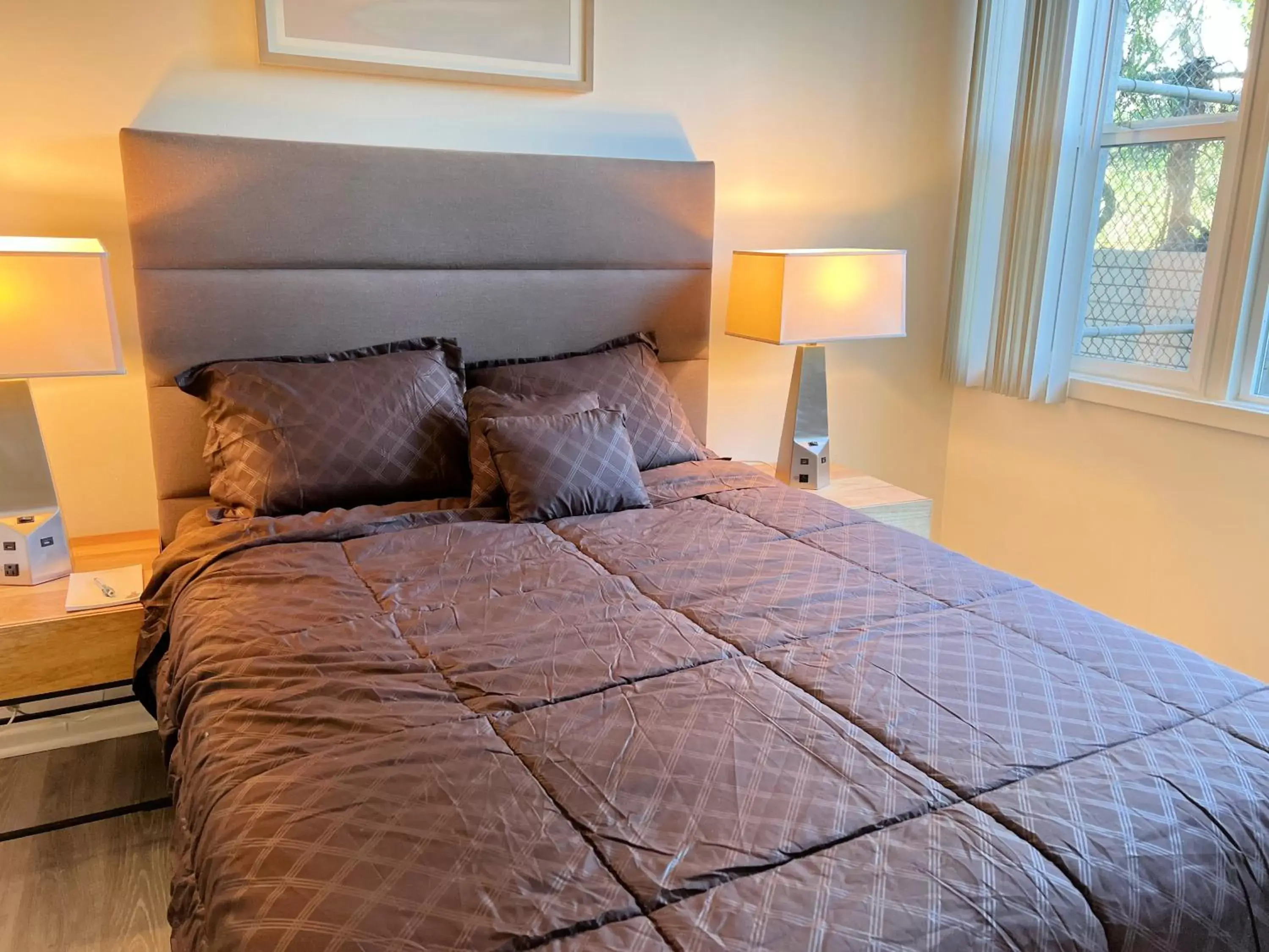 Bed in Executive Santa Monica Suites