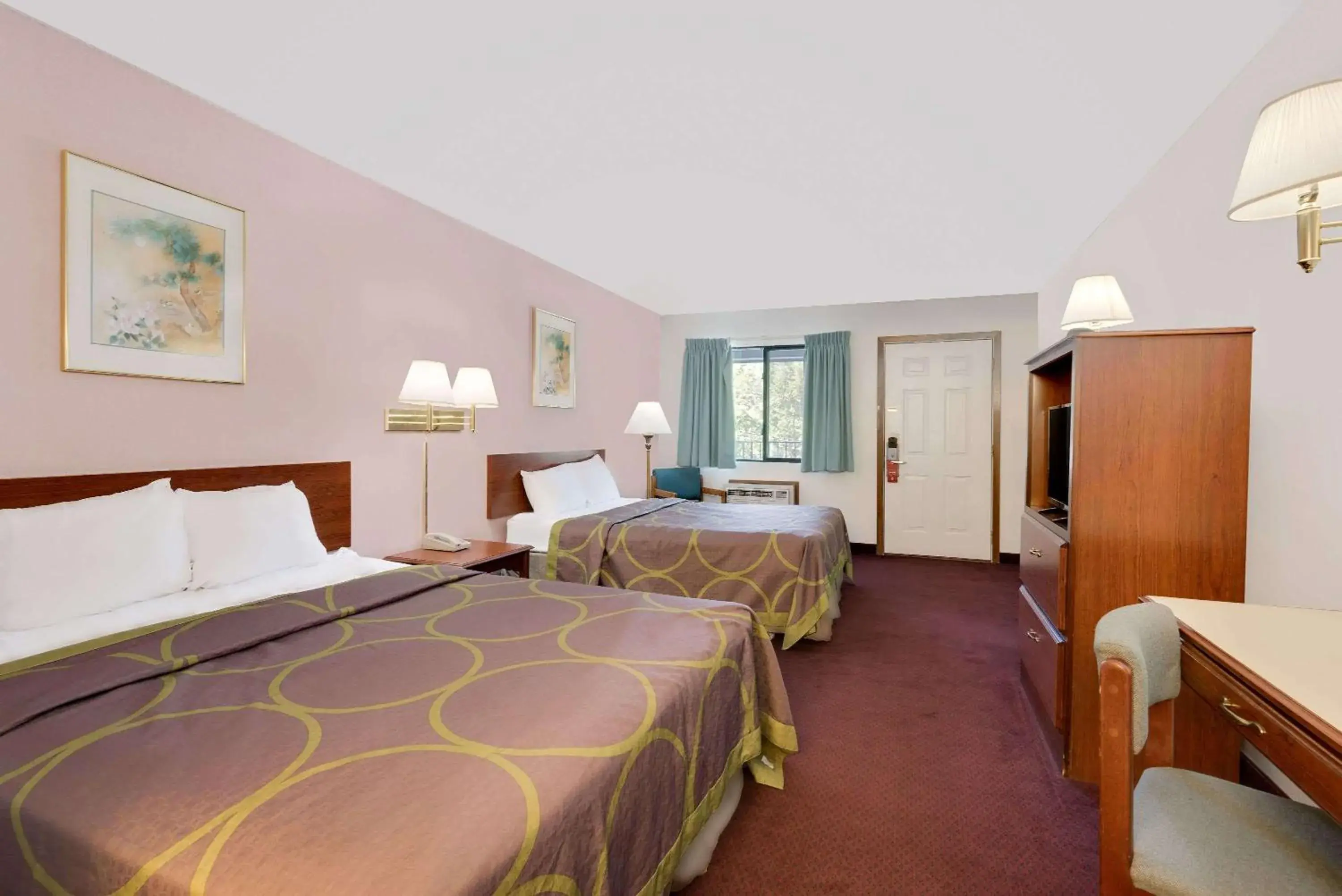 Photo of the whole room, Bed in Super 8 by Wyndham Keystone/Mt. Rushmore