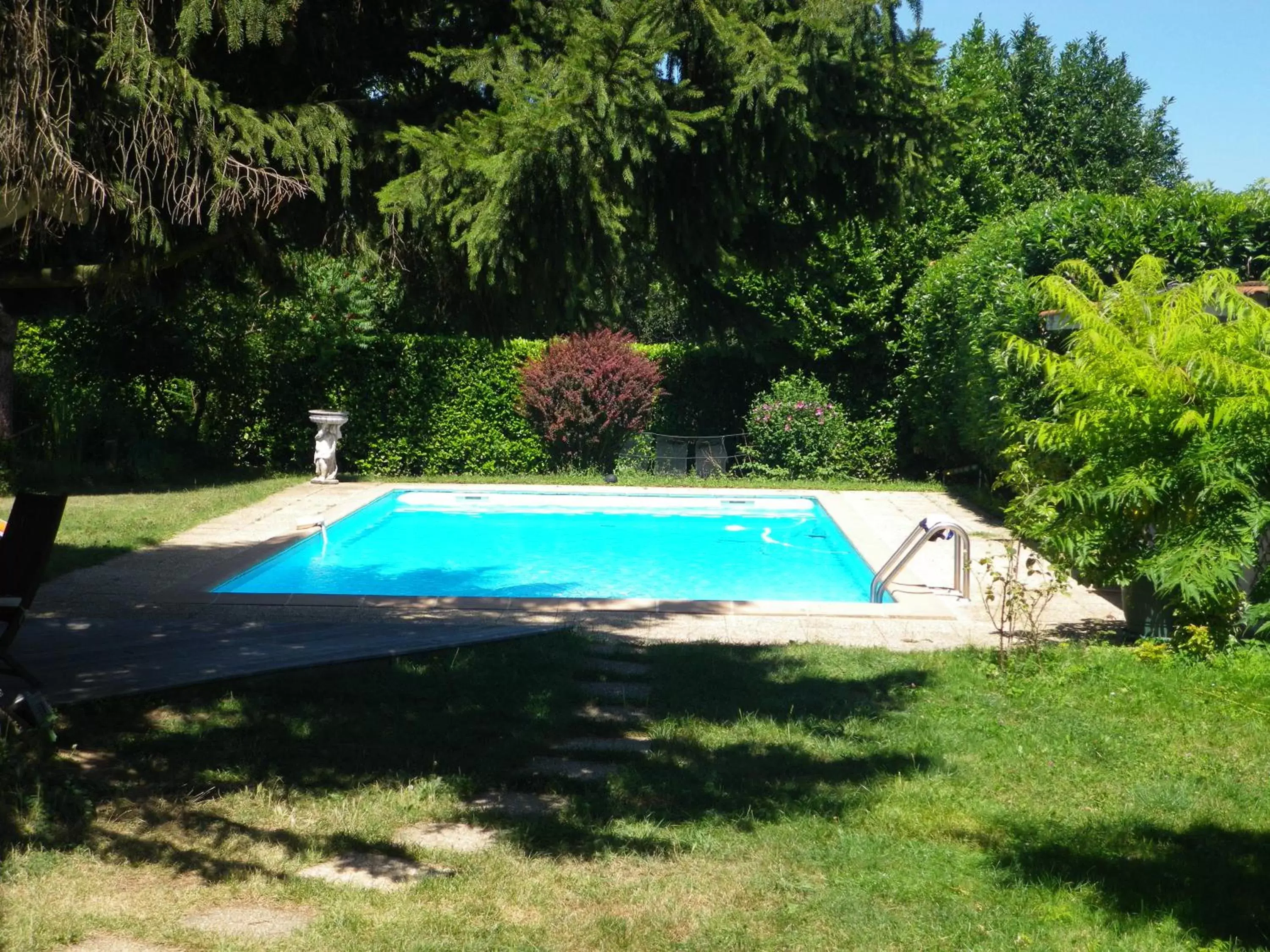 Garden, Swimming Pool in Chambres d'Hôtes Mado et Lulu
