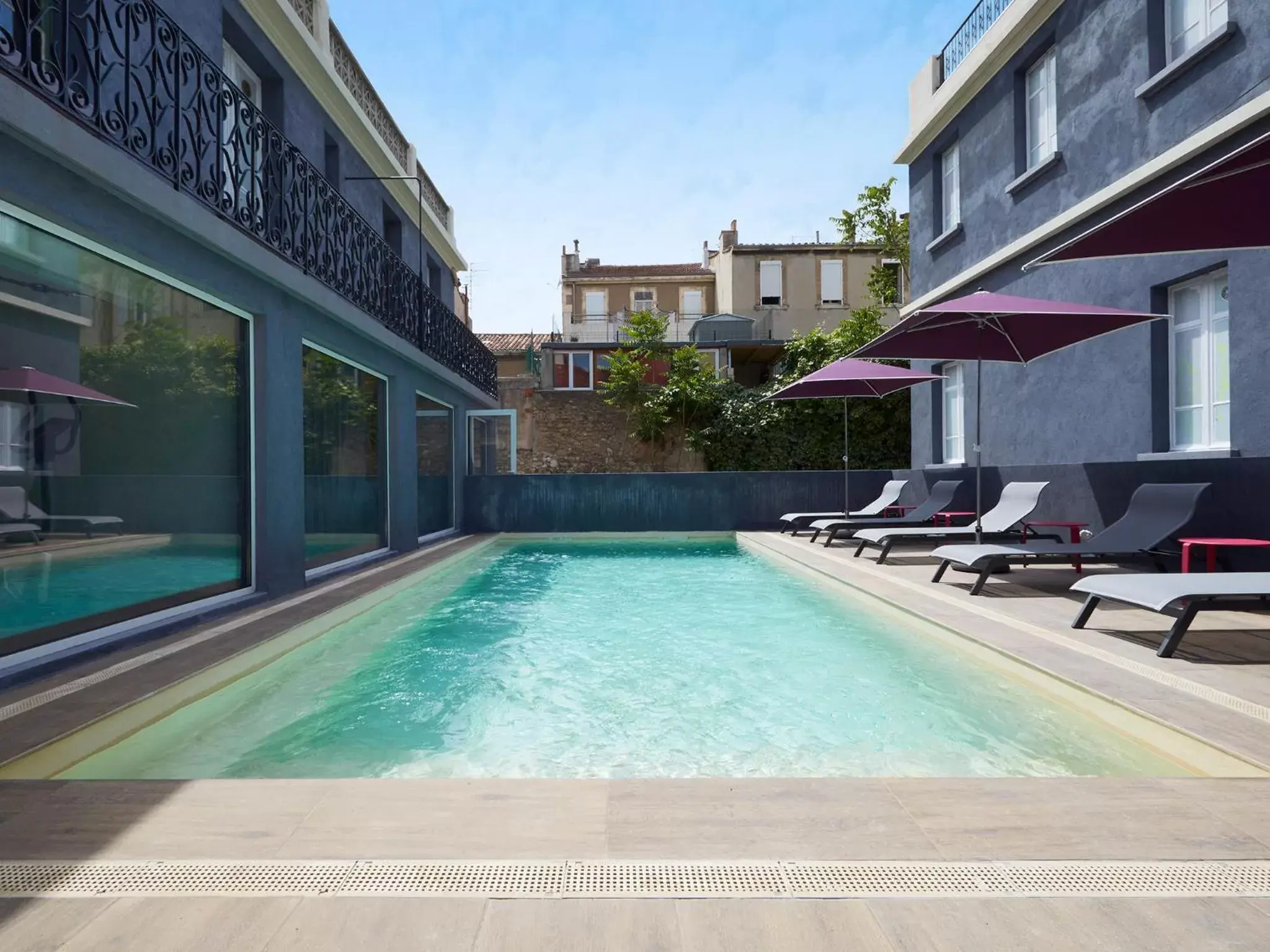 Swimming pool, Property Building in Kyriad Marseille Blancarde - Timone