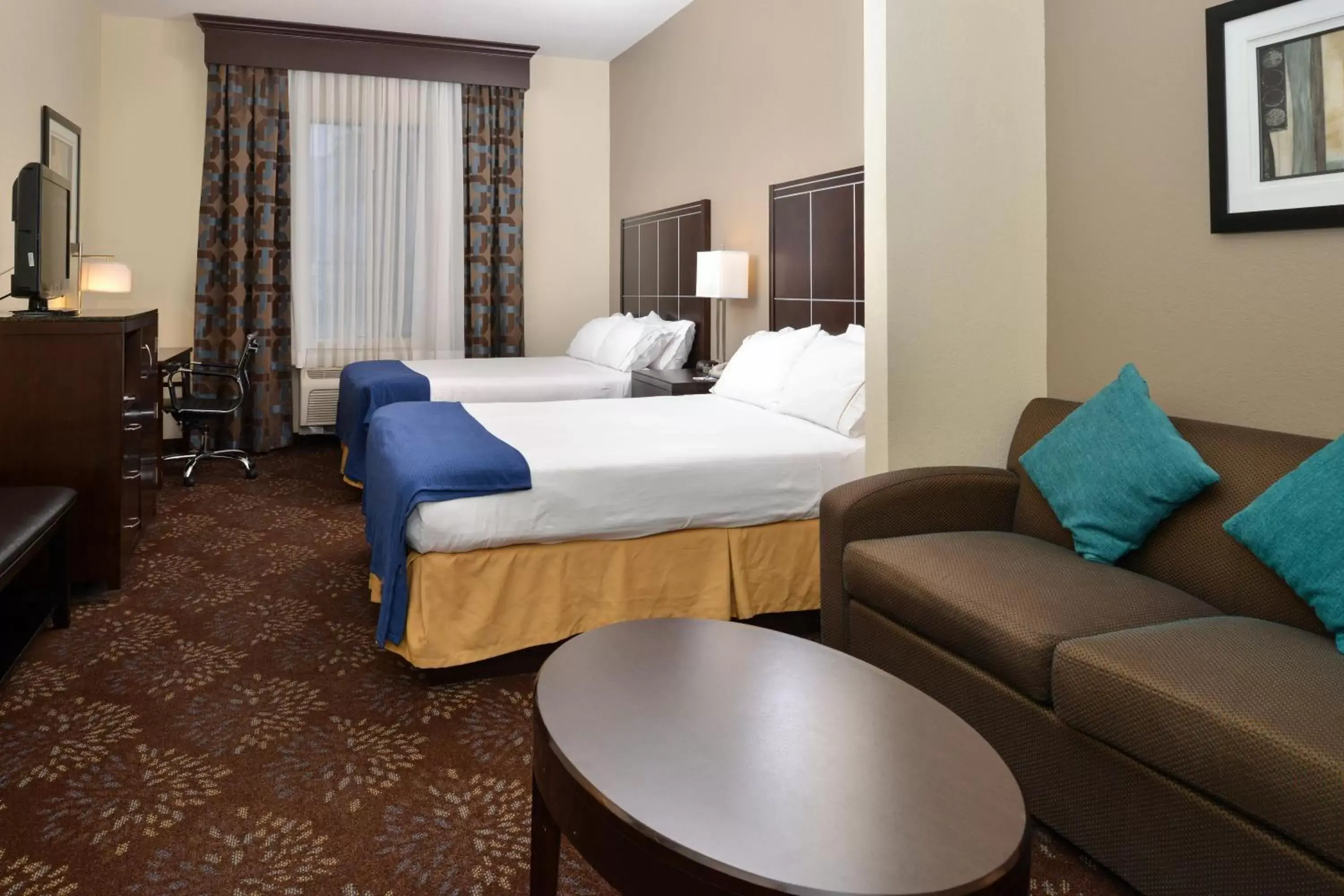 Photo of the whole room, Bed in Hampton Inn & Suites Cathedral City