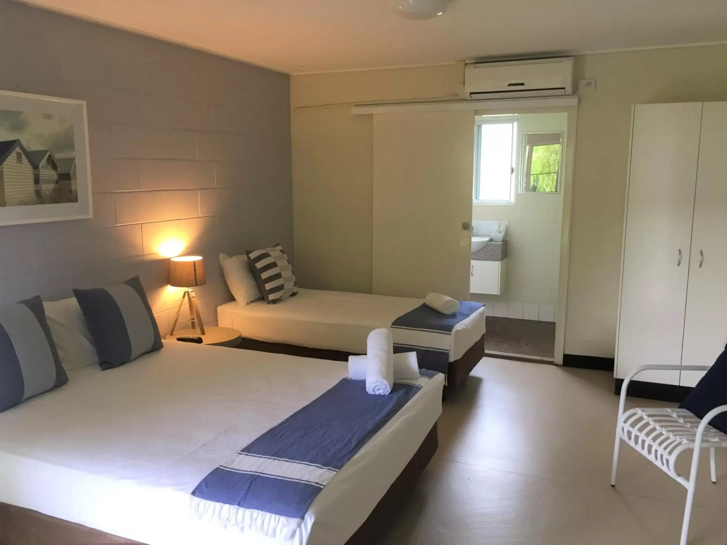 Bed, Seating Area in Cardwell at the Beach