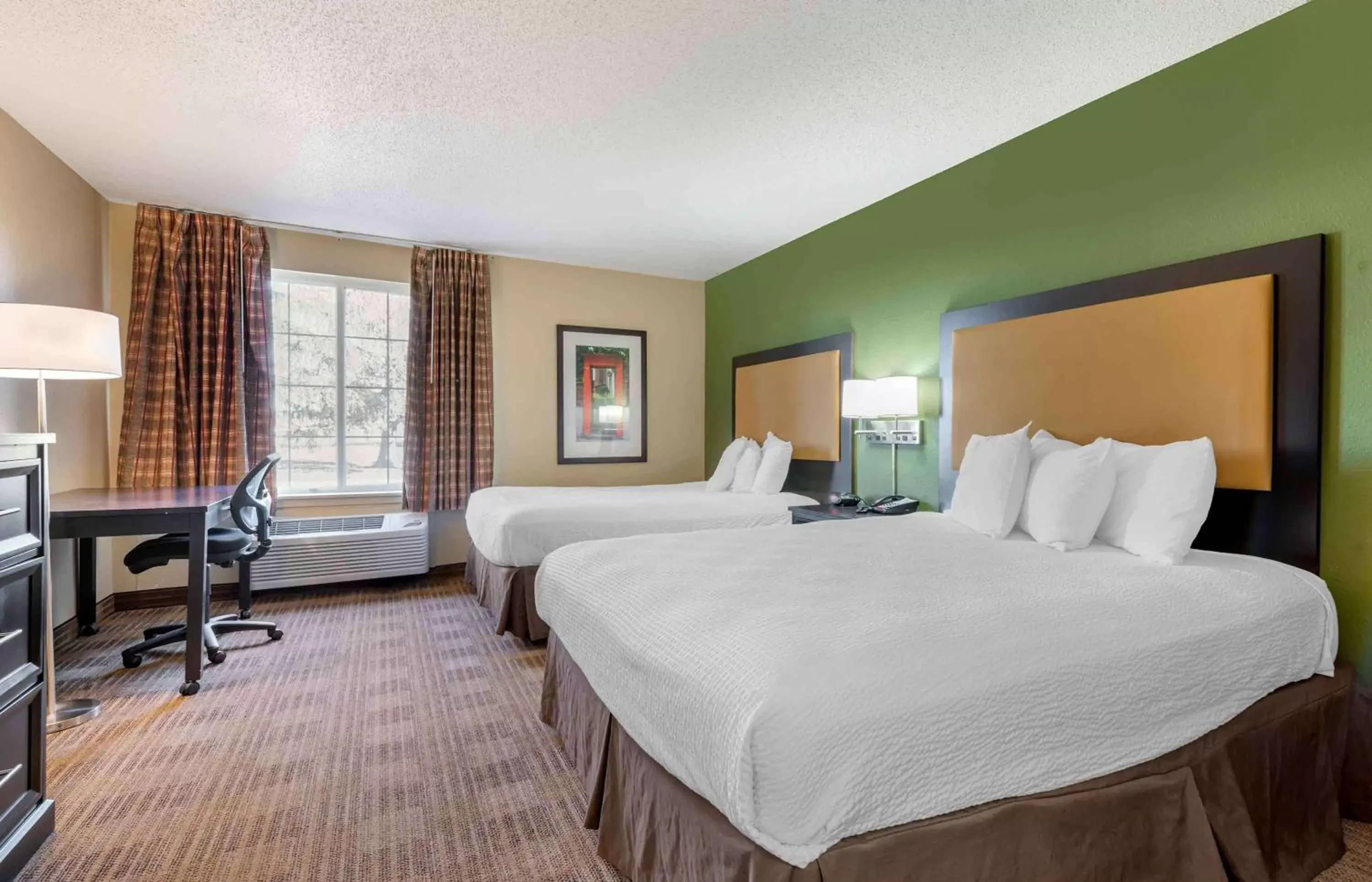 Bedroom, Bed in Extended Stay America Suites - Minneapolis - Eden Prairie - Technology Drive