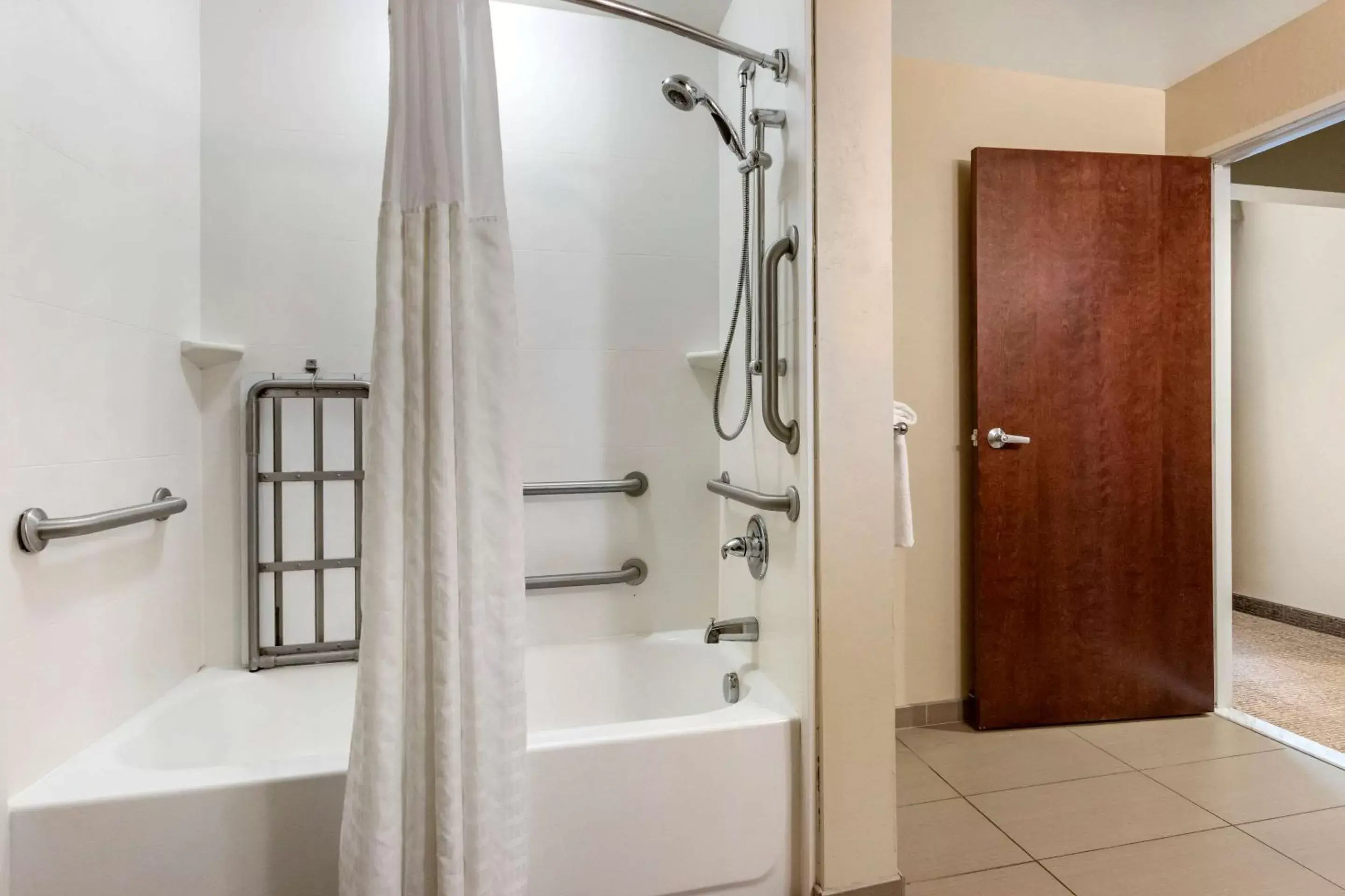 Photo of the whole room, Bathroom in Comfort Suites Airport-University