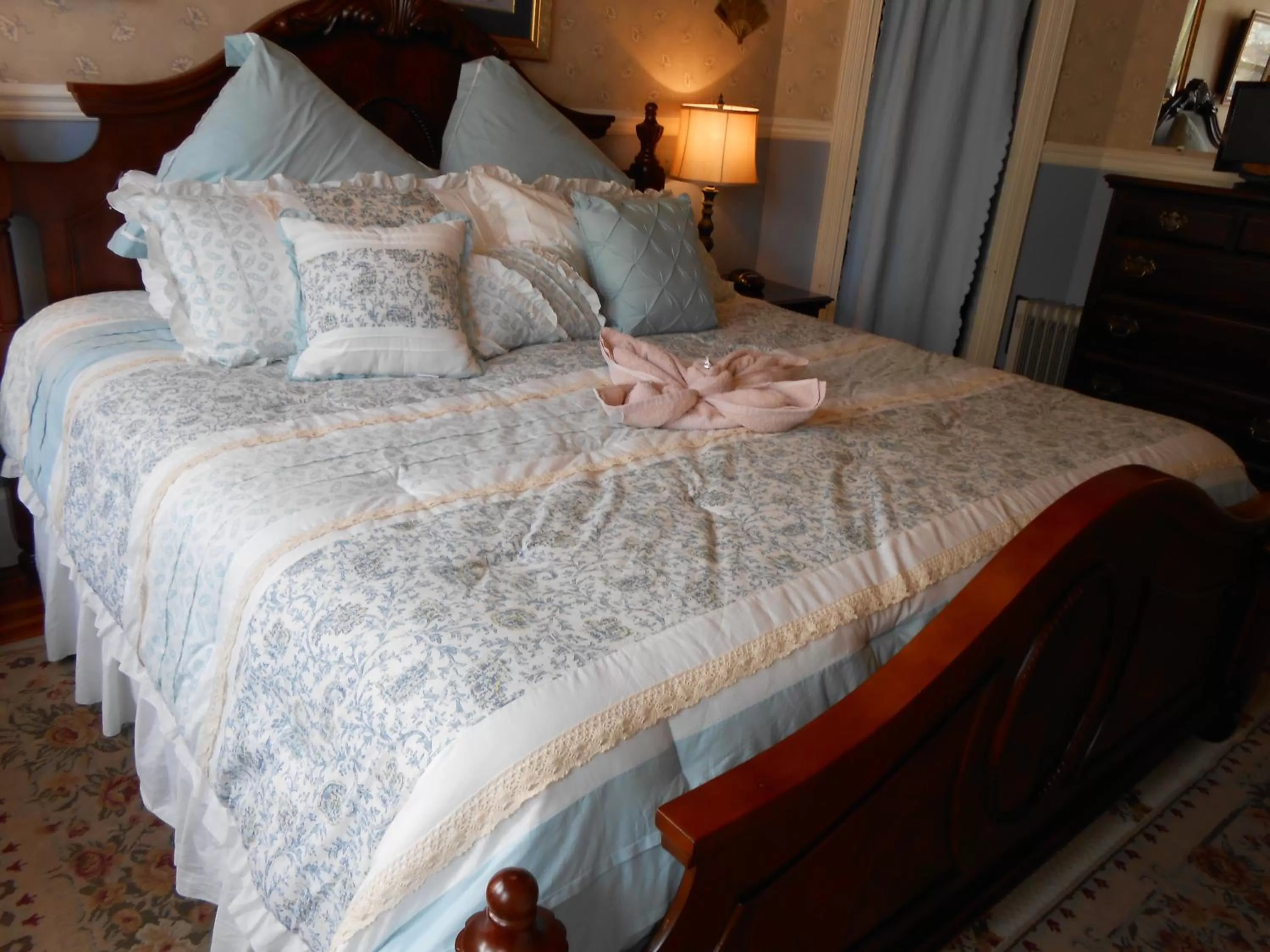 Bed in Angel of the Sea Bed and Breakfast