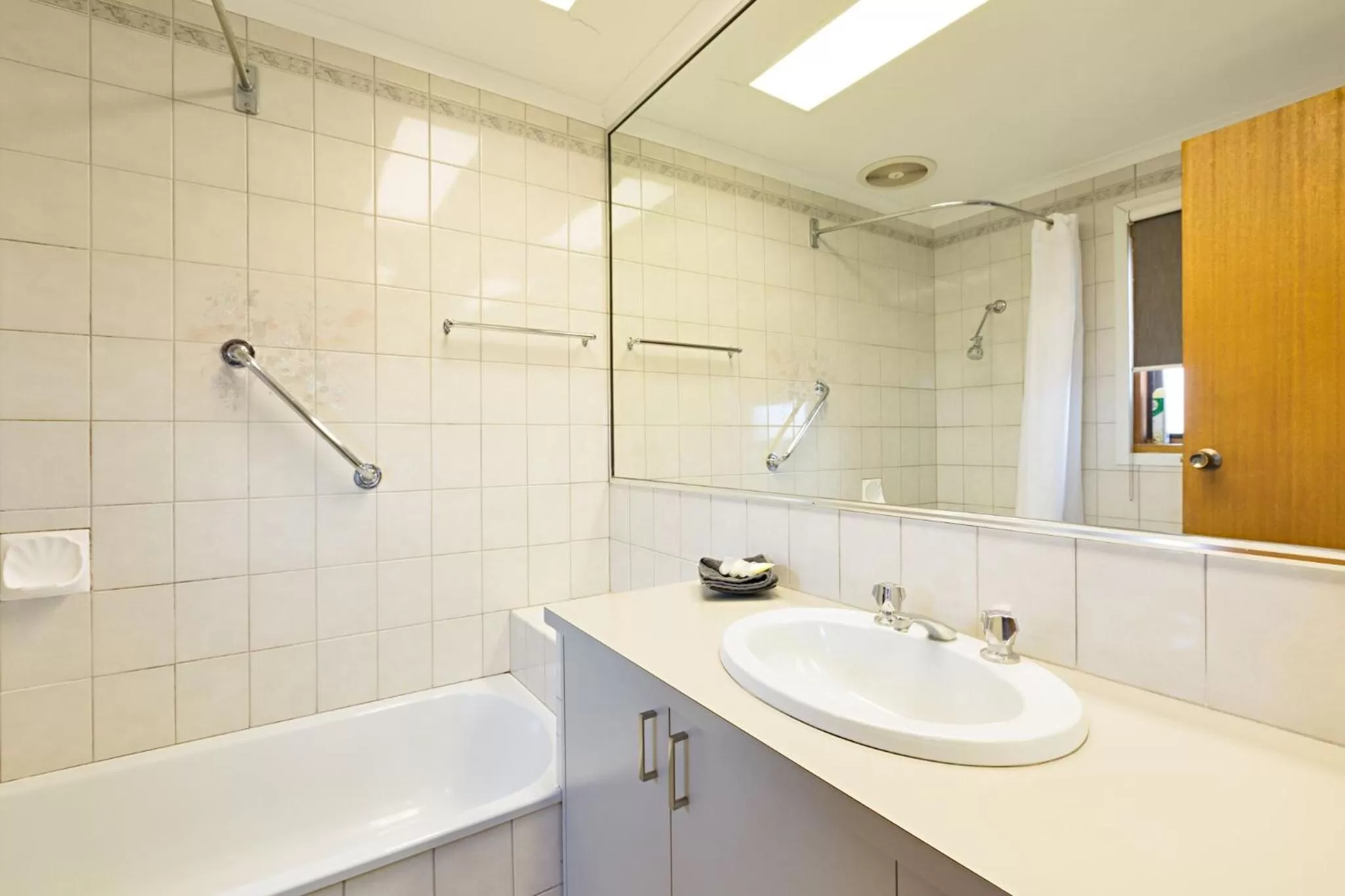 Shower in Statesman Motor Inn