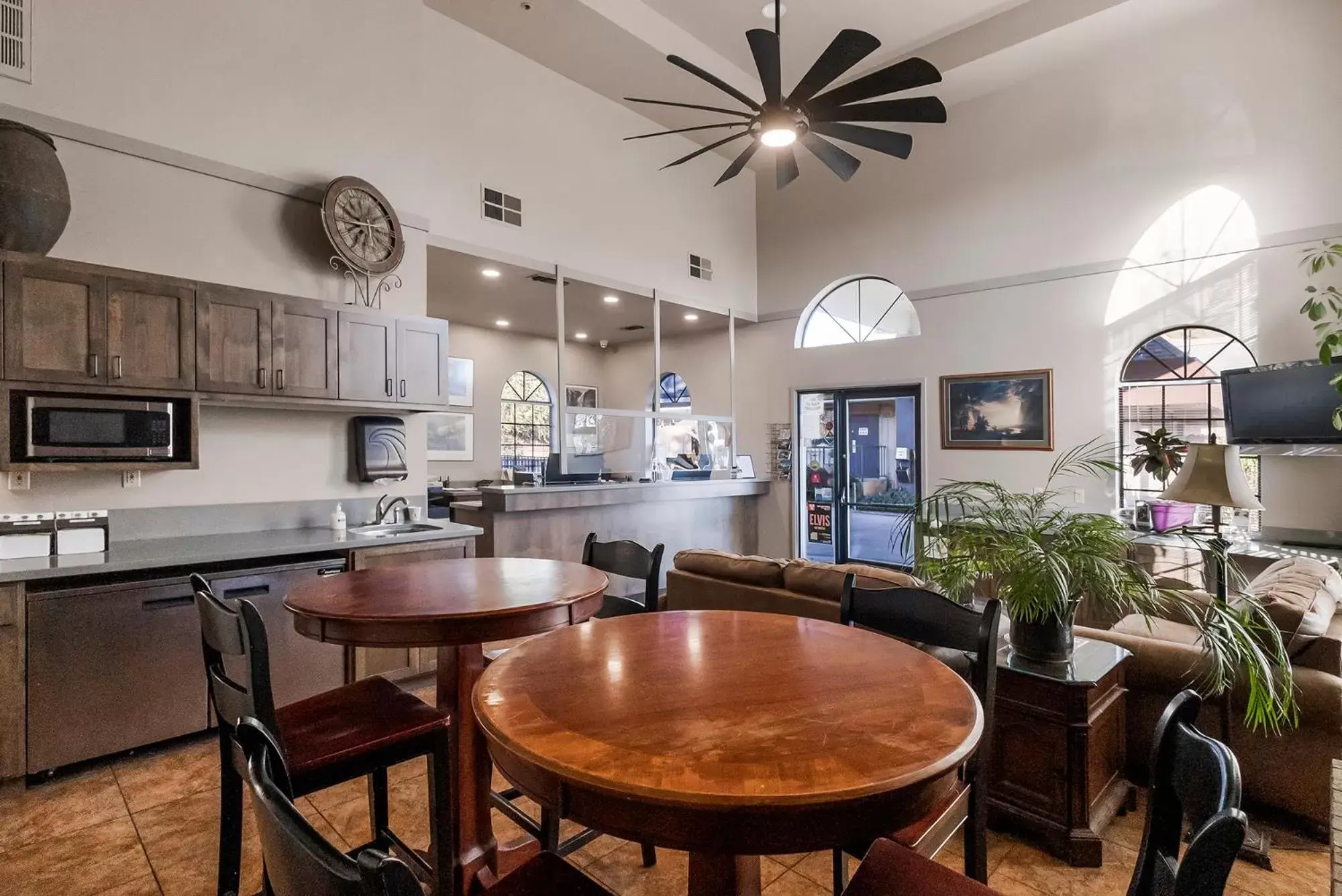 Breakfast, Kitchen/Kitchenette in Sonora Aladdin Motor Inn