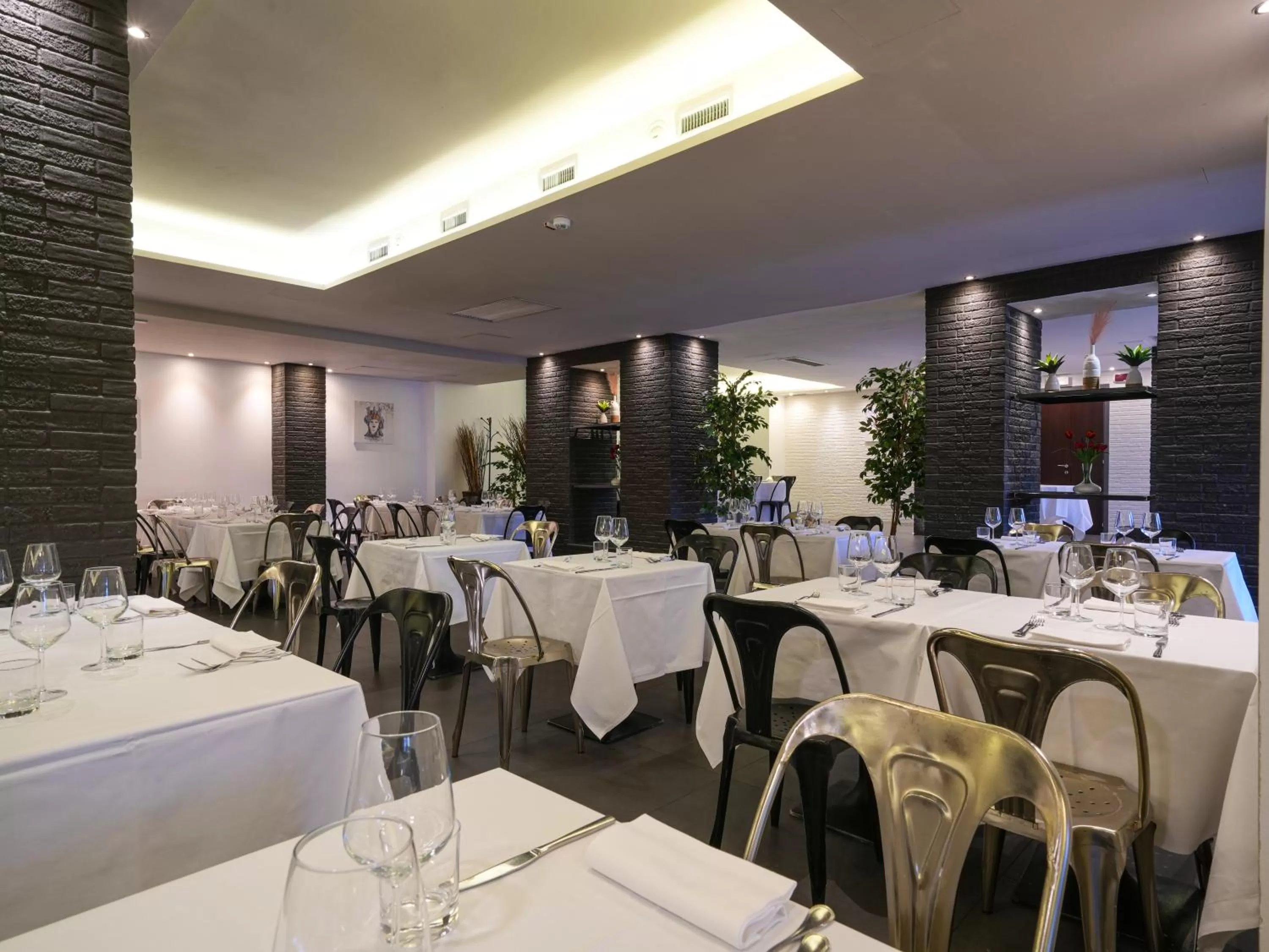 Restaurant/places to eat in La Meridiana Bleisure Hotel