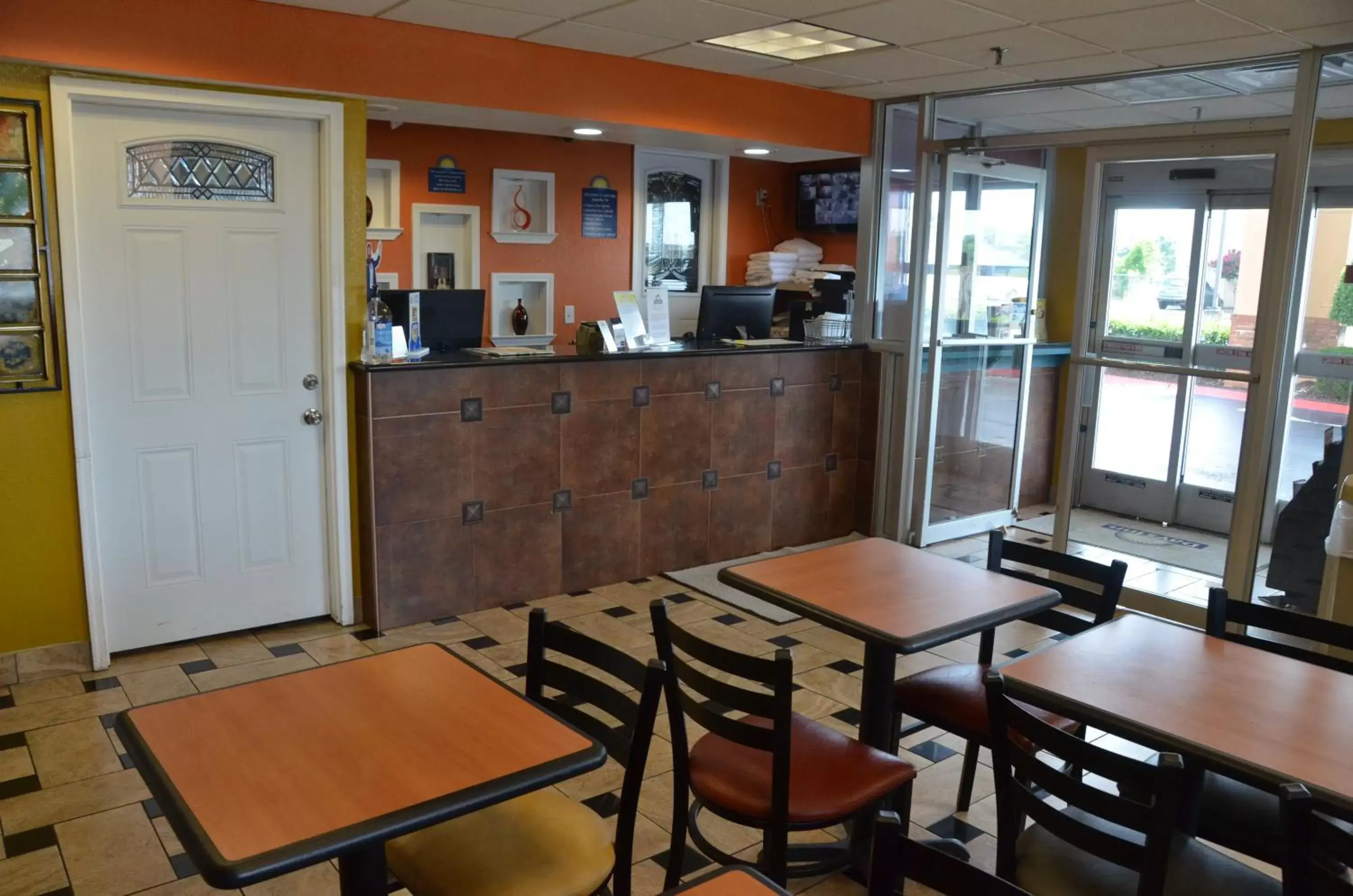 Lobby or reception, Restaurant/Places to Eat in Days Inn by Wyndham Airport Nashville East