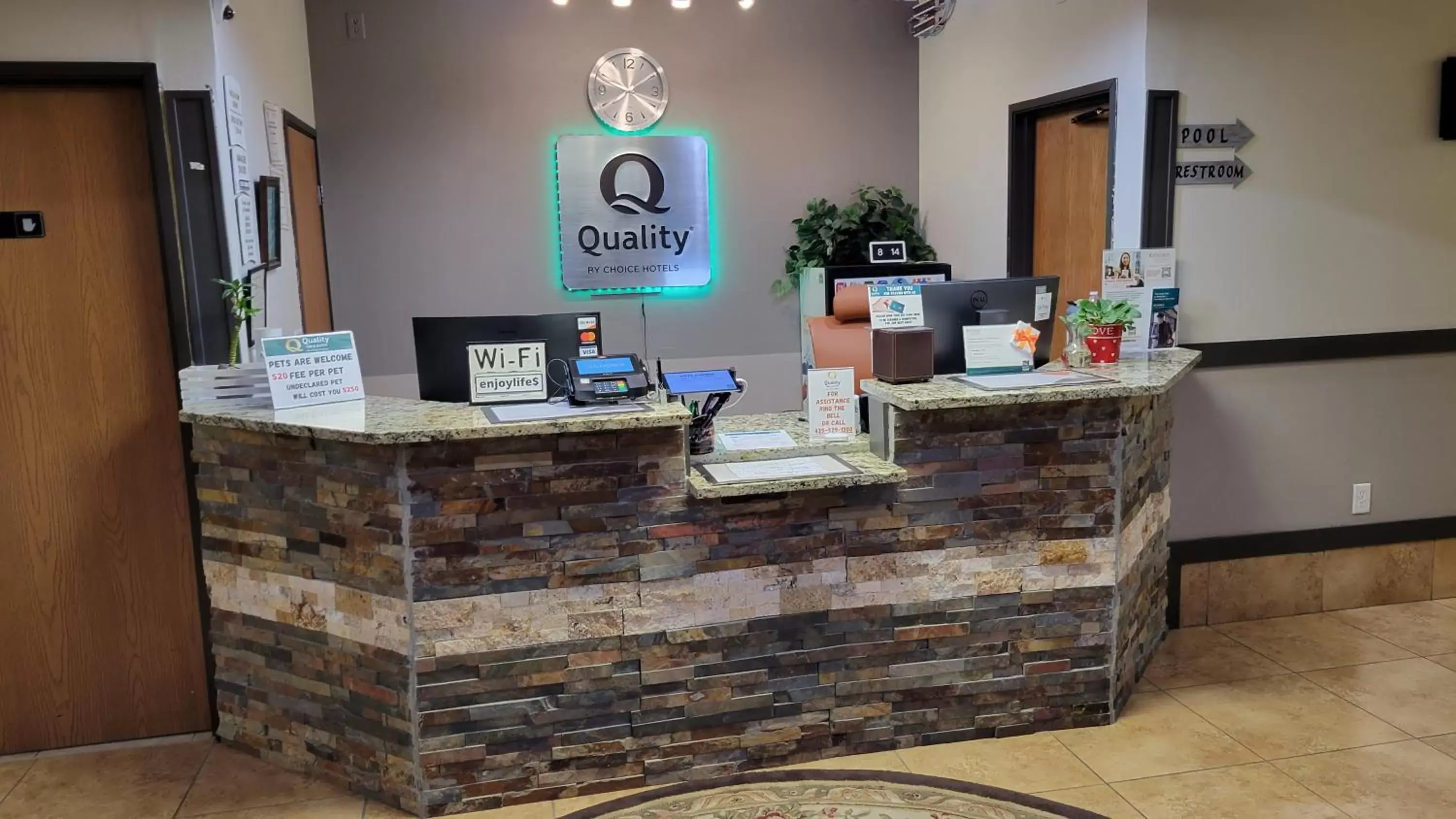 Property building in Quality Inn & Suites Salina National Forest Area Property building in Quality Inn & Suites Salina National Forest Area