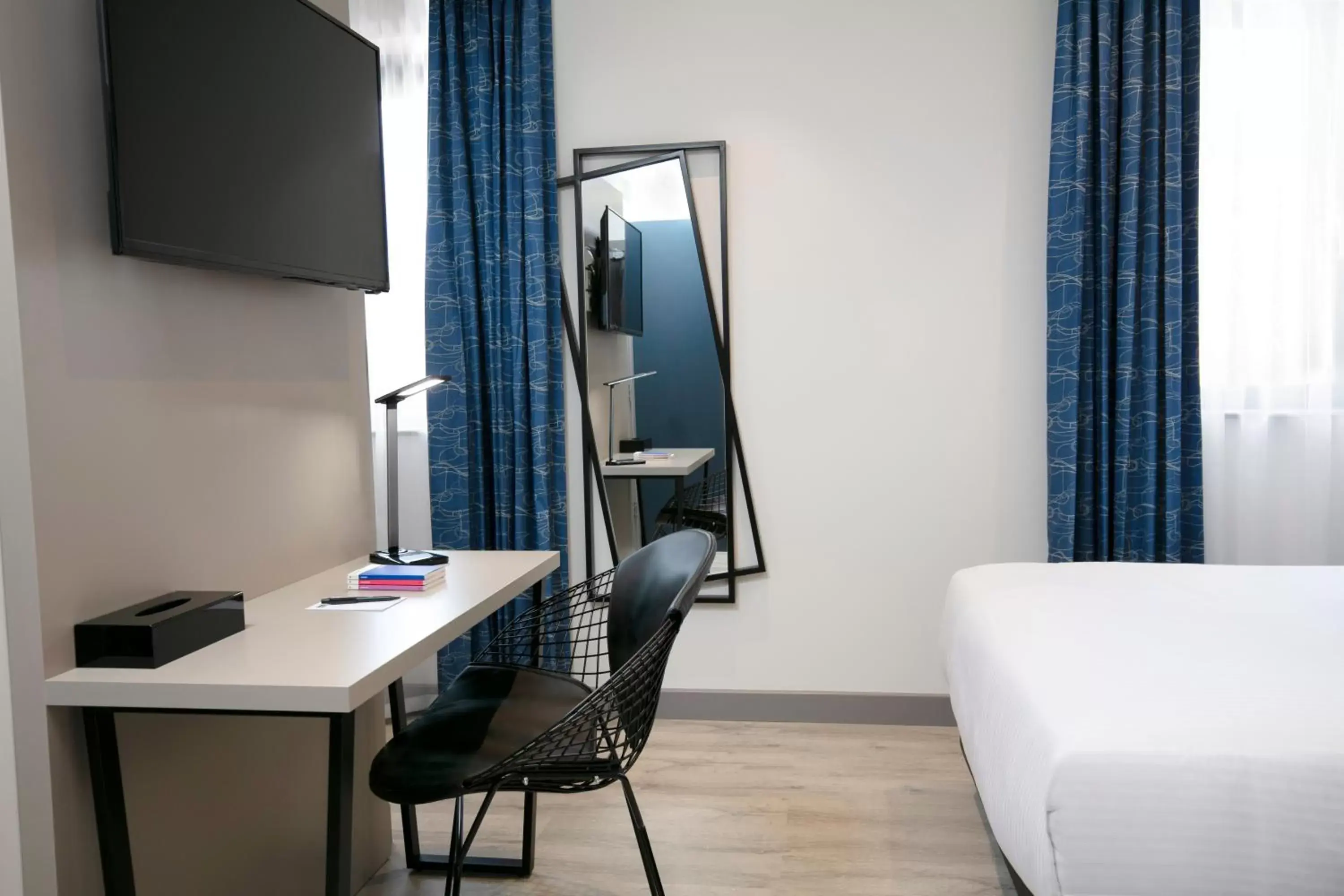 Bedroom, Bed in Sadie Best Western Hotel at Luton Bedroom, Bed in Sadie Best Western Hotel at Luton