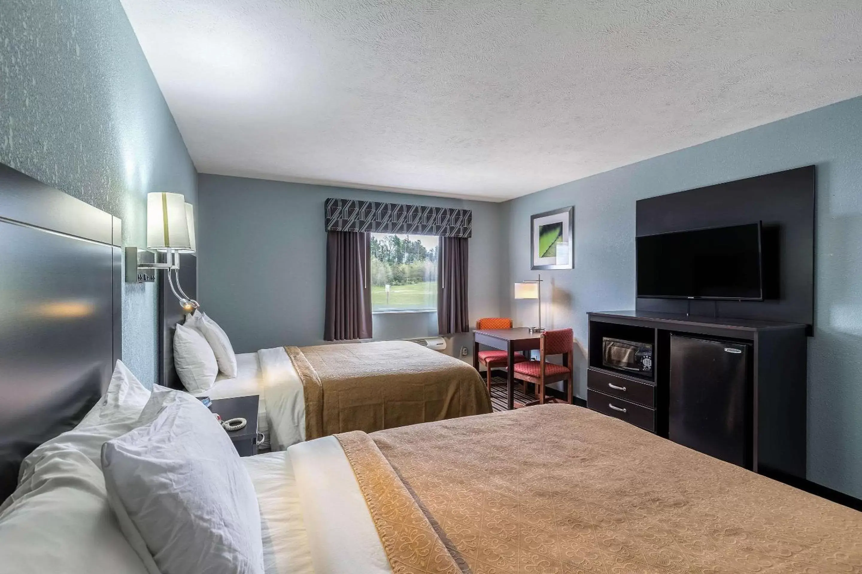 Photo of the whole room, TV/Entertainment Center in Rodeway Inn