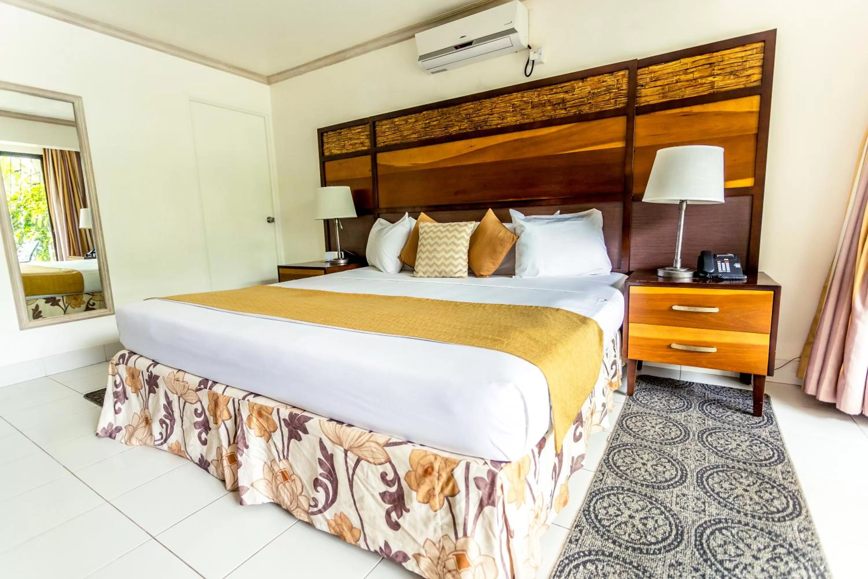 Bedroom, Bed in Pirate's Inn