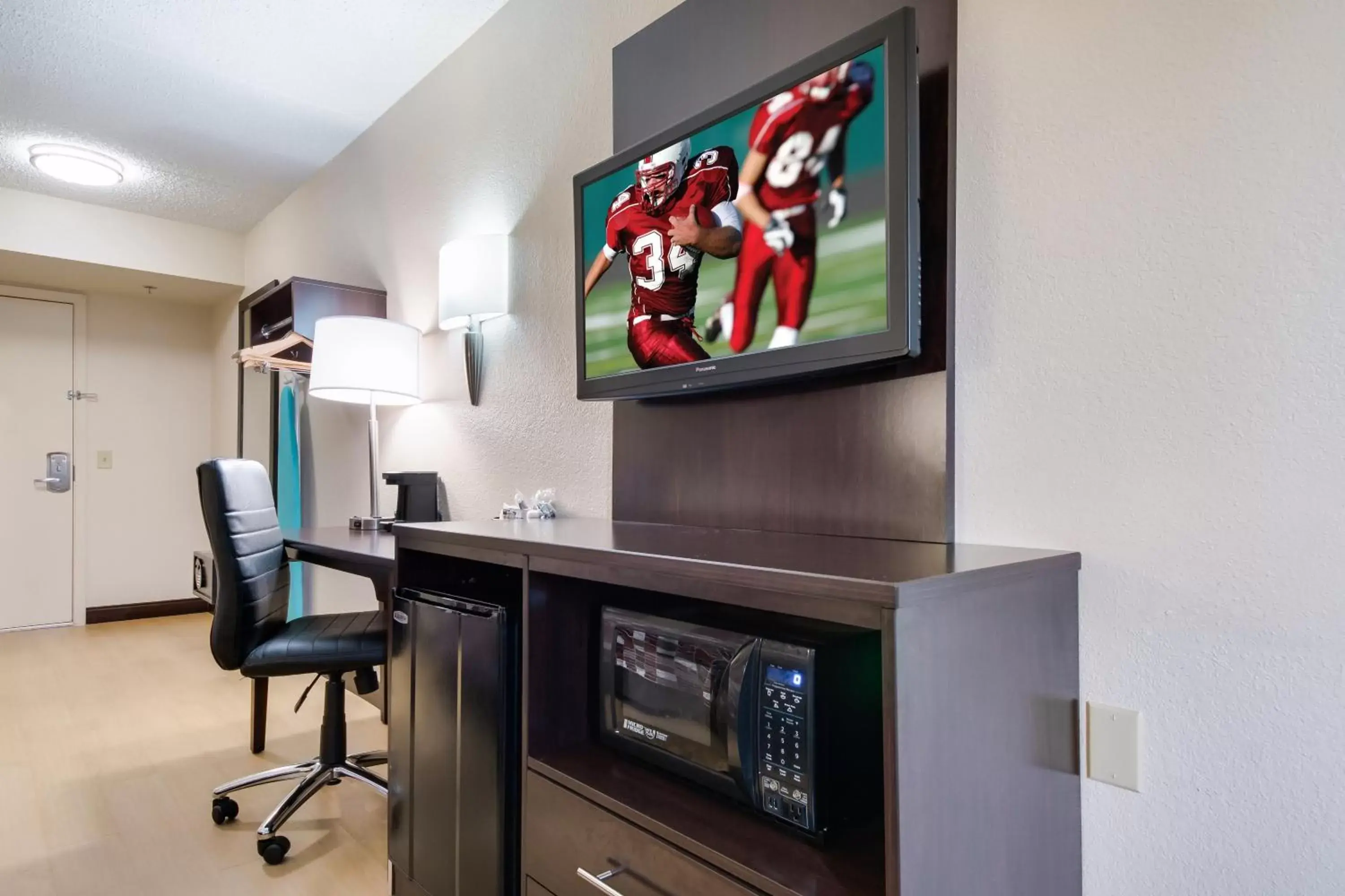 Bedroom, TV/Entertainment Center in Red Roof Inn Laredo