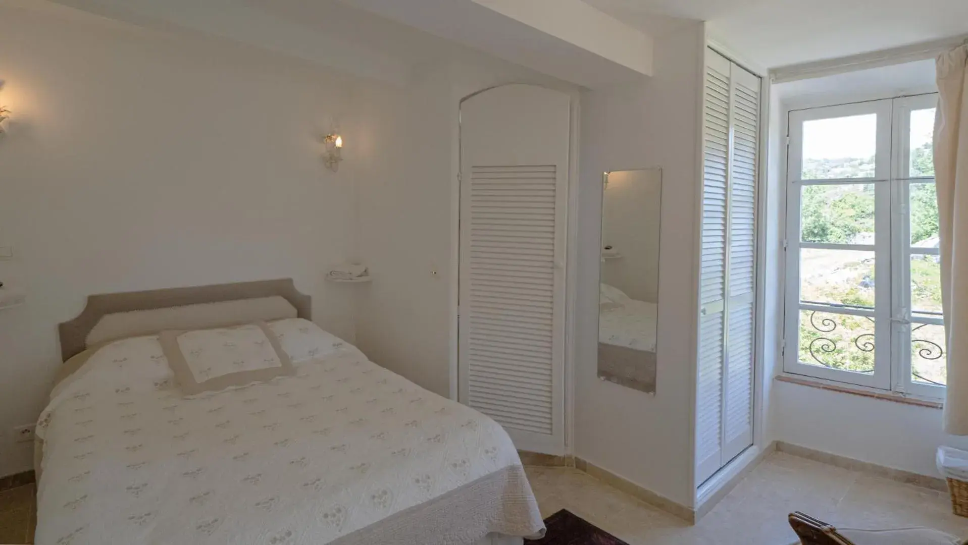 Small Double Room in Hotel-Restaurant Le Moulin De La Camandoule Small Double Room in Hotel-Restaurant Le Moulin De La Camandoule