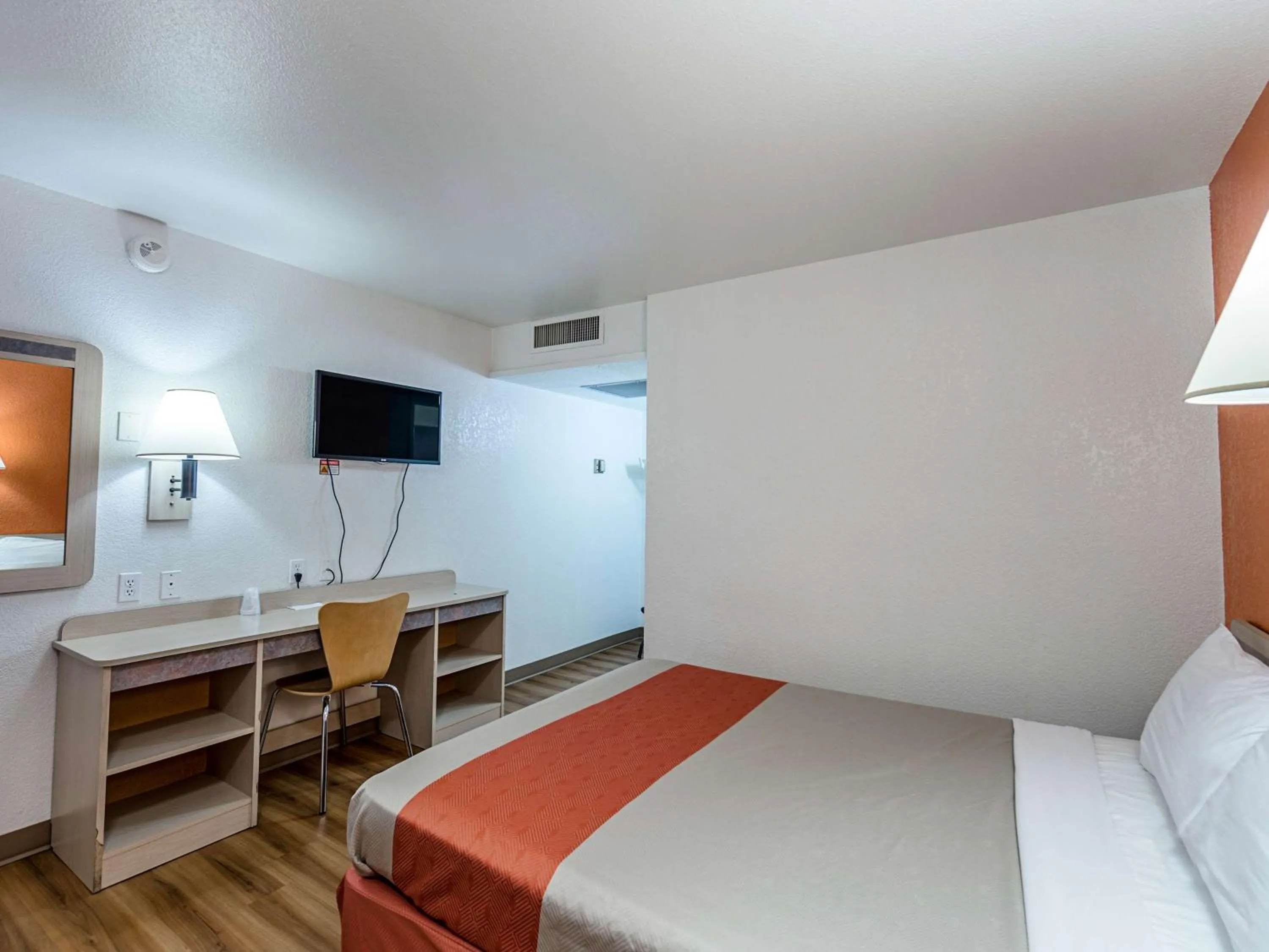 TV and multimedia, Bed in Motel 6-Yreka, CA