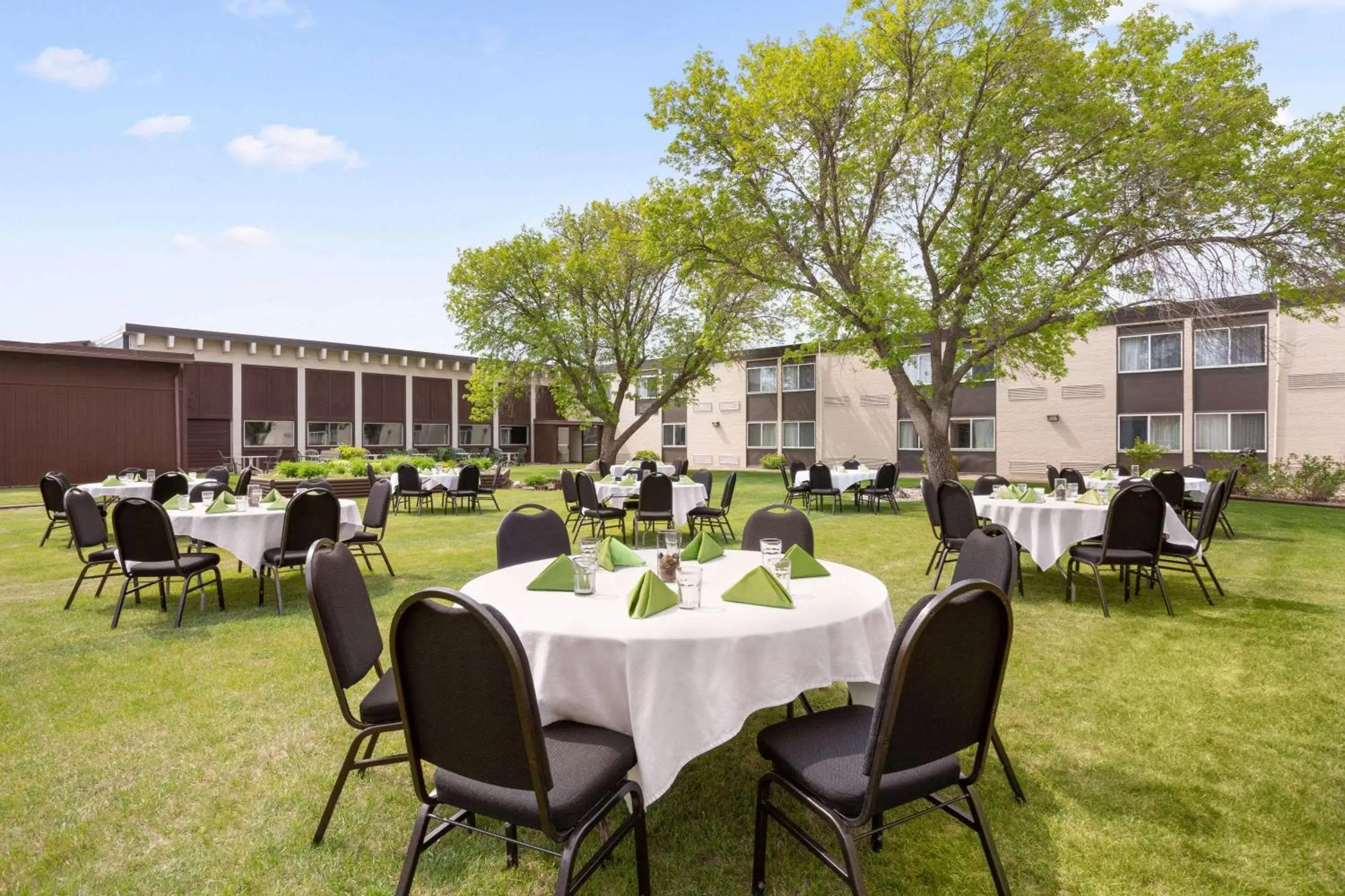 Property building in Ramada by Wyndham Bismarck Property building in Ramada by Wyndham Bismarck