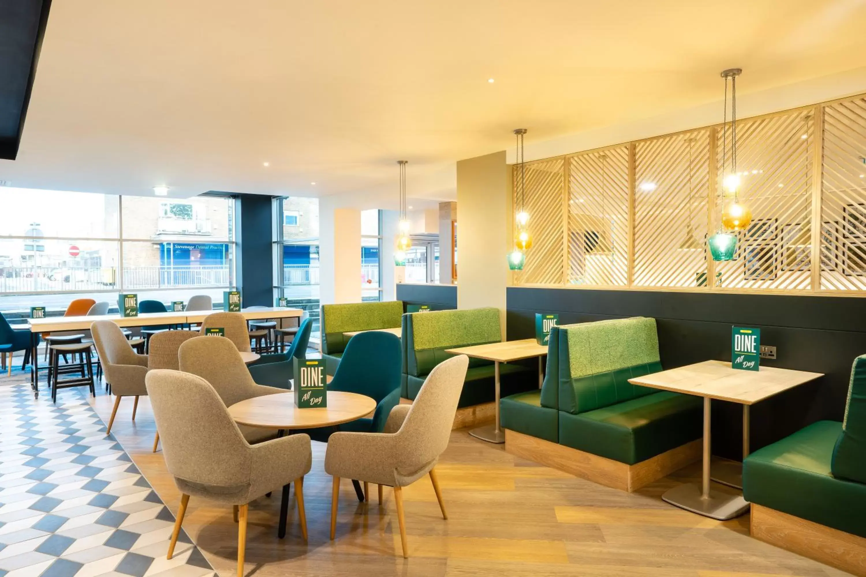 Restaurant/places to eat, Lounge/Bar in Holiday Inn Stevenage, an IHG Hotel
