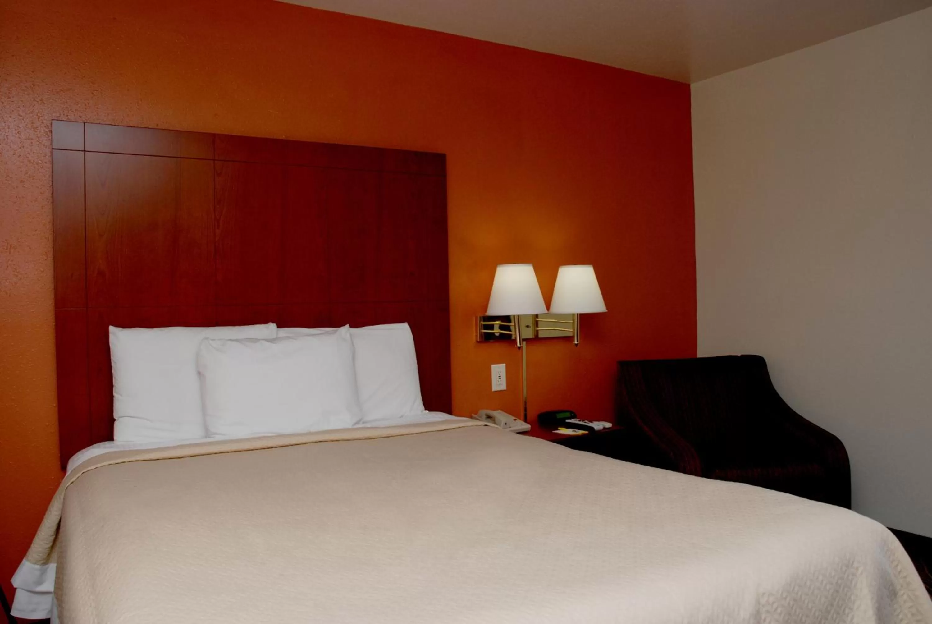 Bed in Days Inn by Wyndham Dyersburg