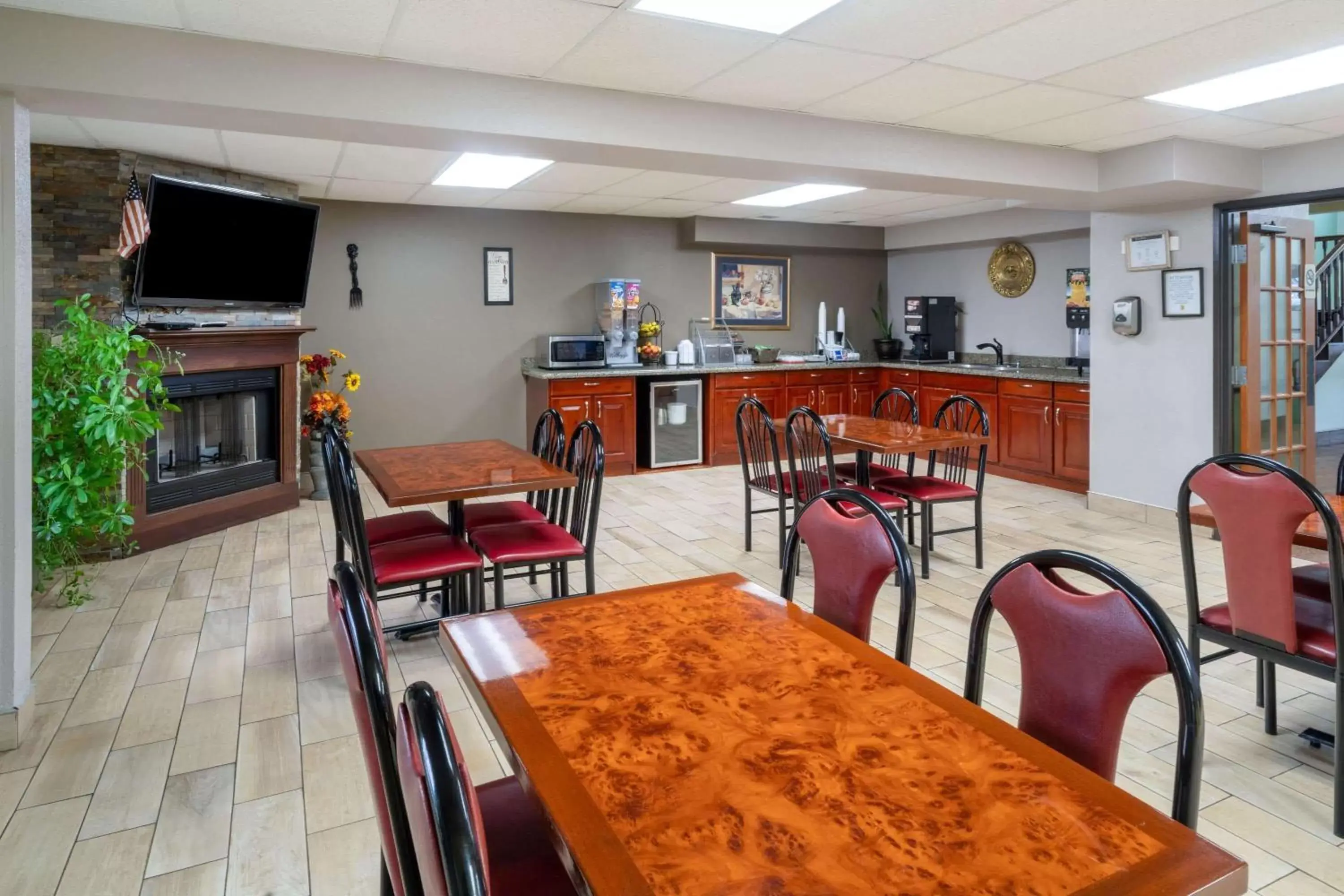 Restaurant/Places to Eat in Super 8 by Wyndham Shepherdsville - Louisville South I65