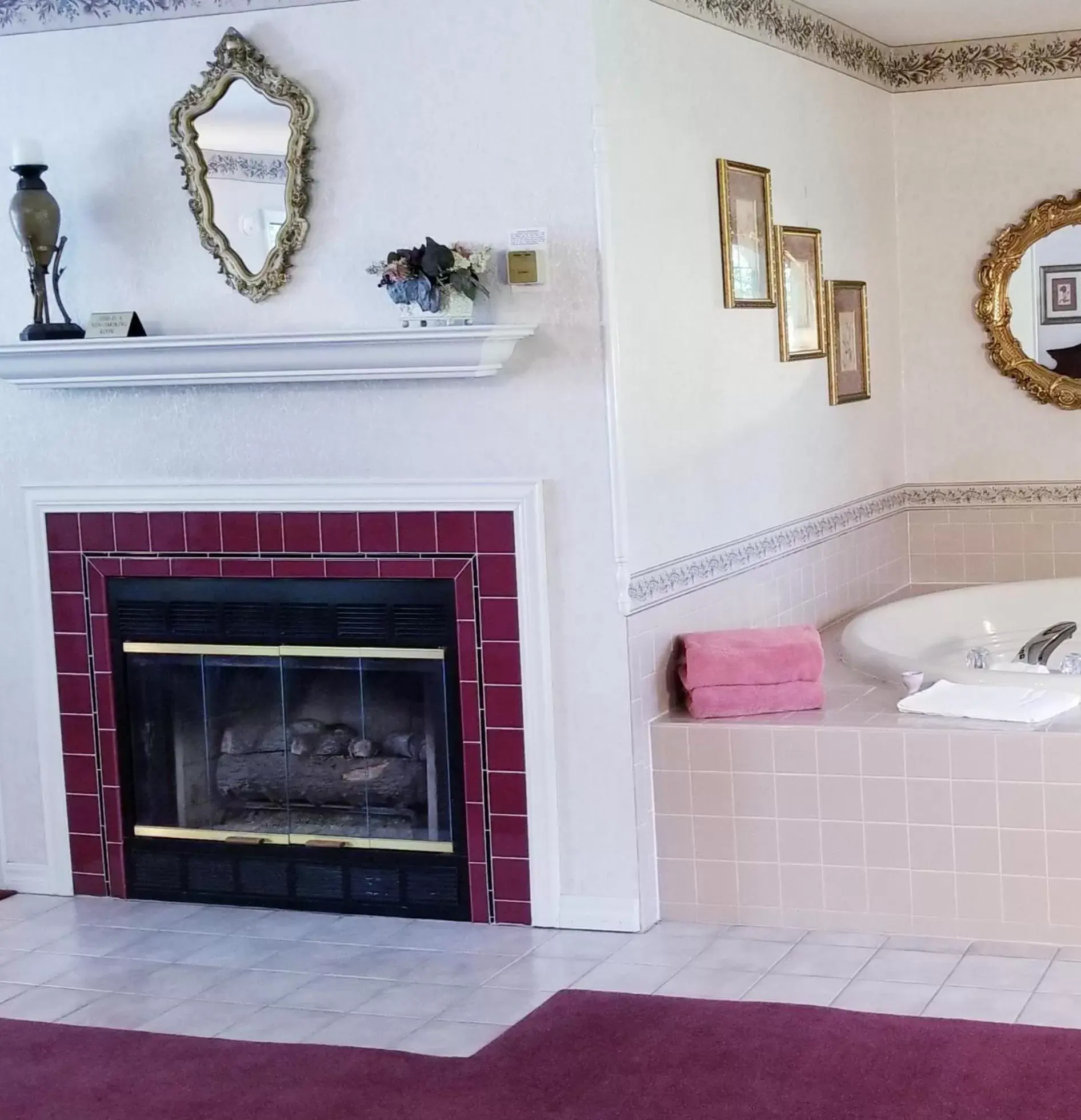 Hot Tub, Bathroom in Evening Shade Inn