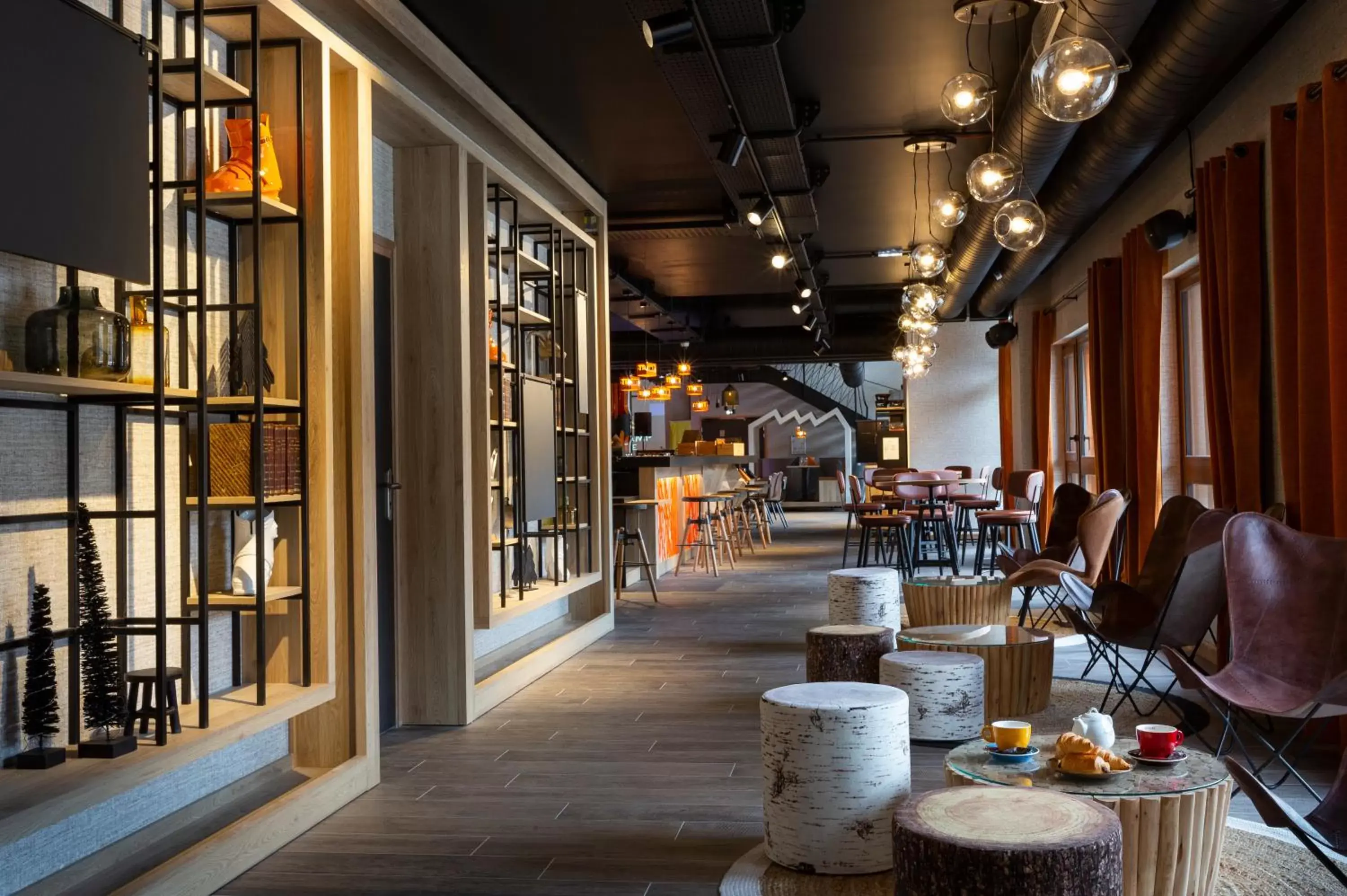 Library in Hotel Base Camp Lodge - Bourg Saint Maurice