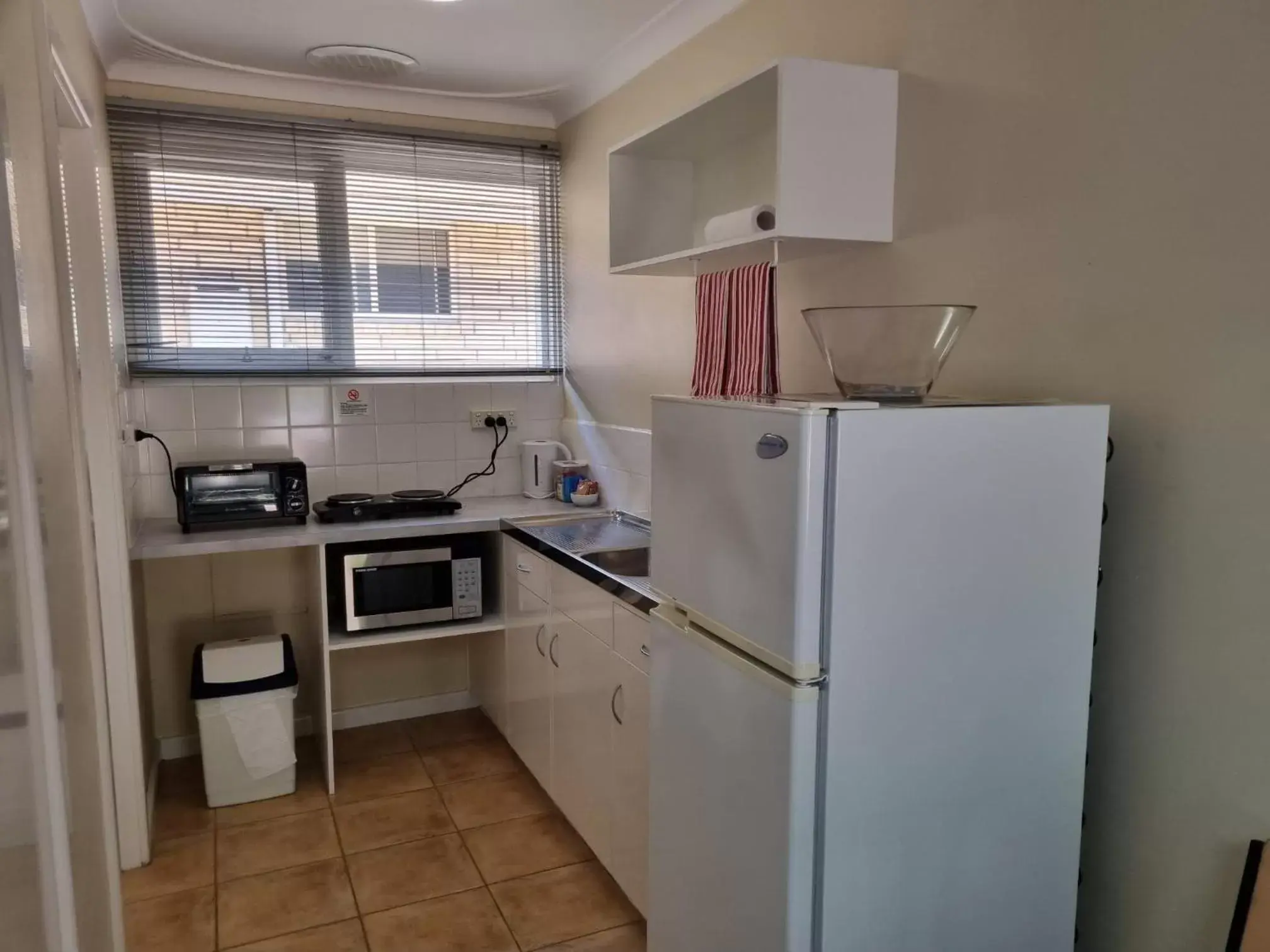 kitchen, Kitchen/Kitchenette in Emu Point Motel