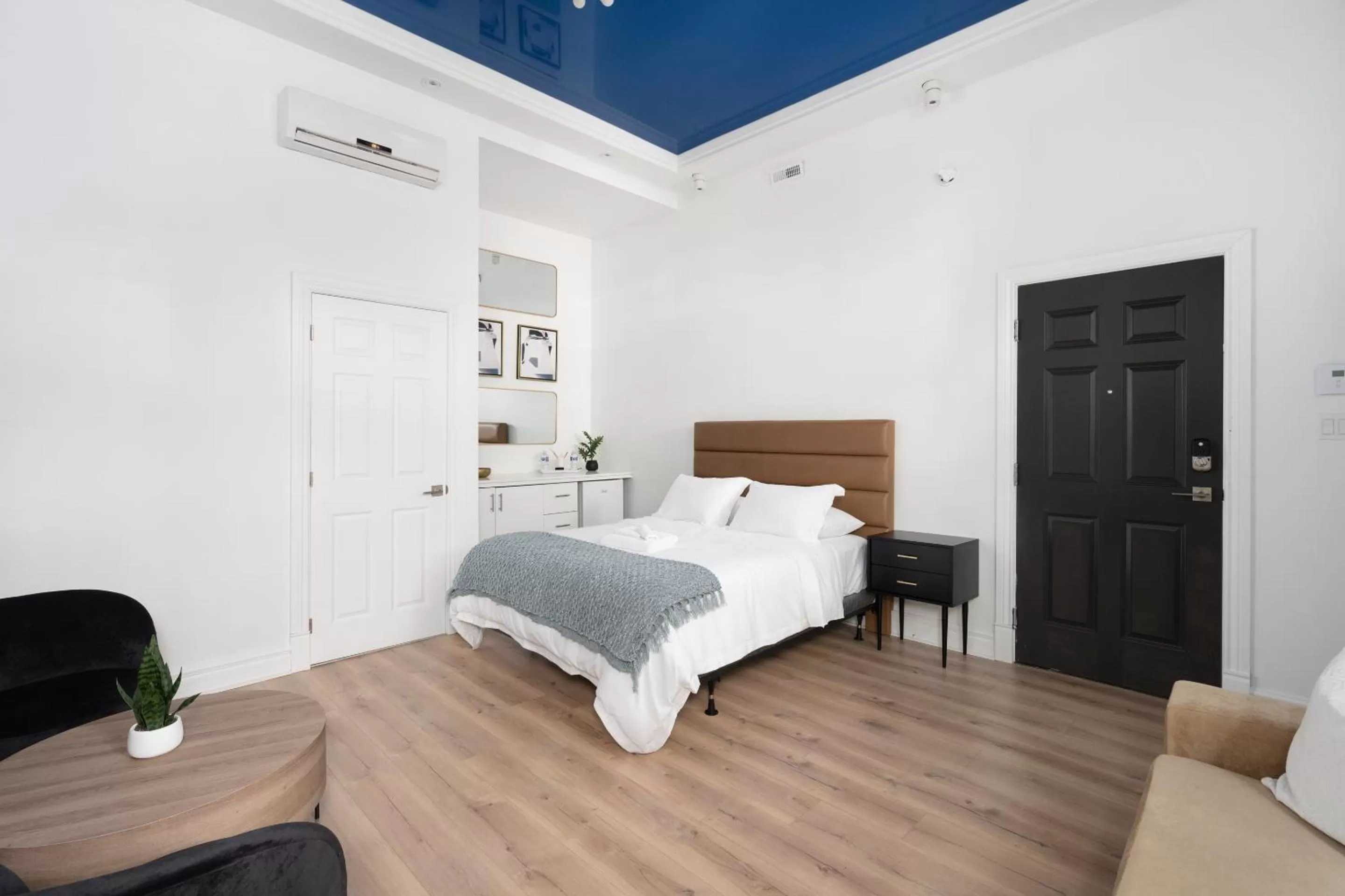 Bed in Le Penfield Par Nomade MTL