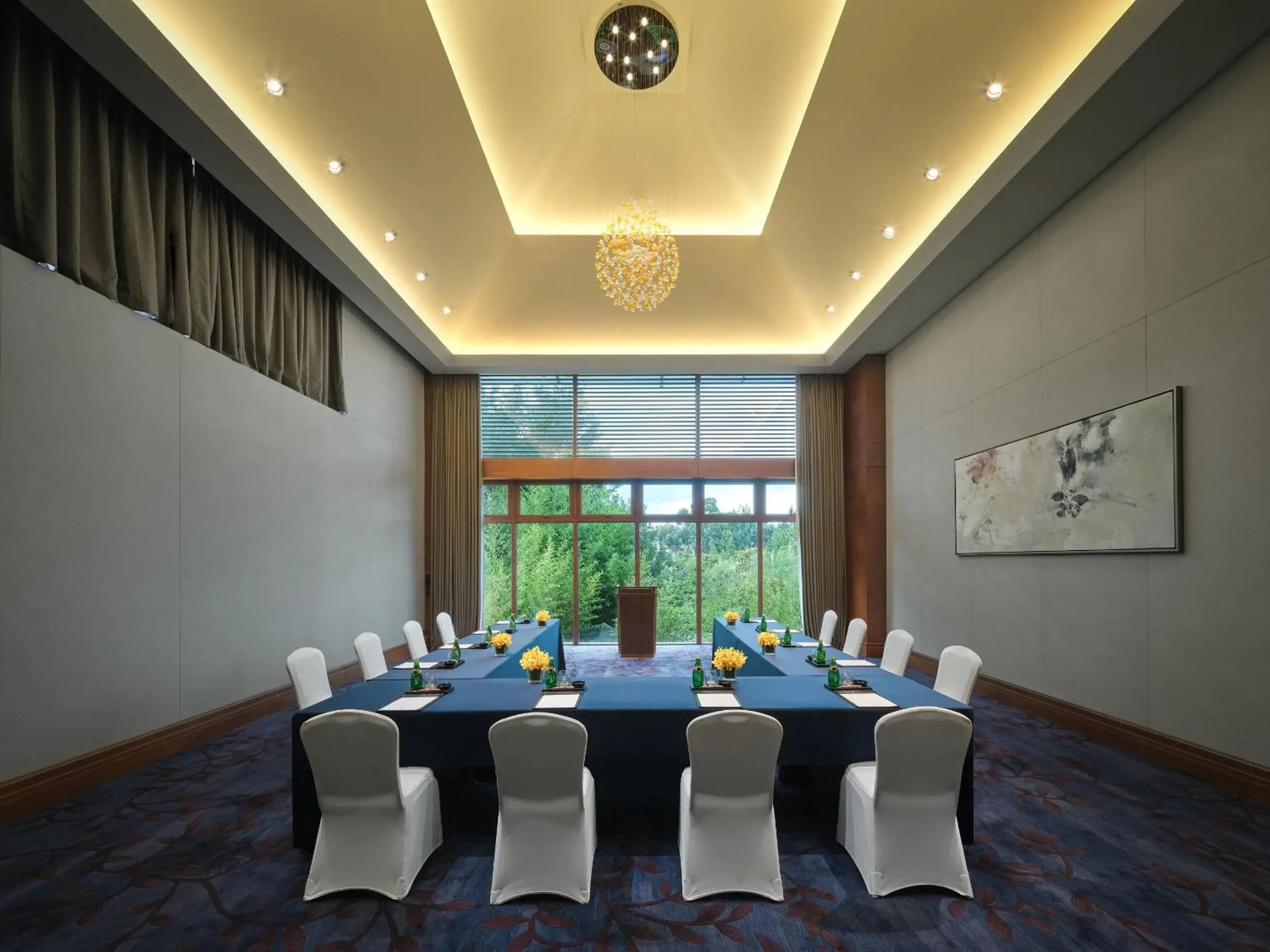 Meeting/conference room in HUALUXE Hotels & Resorts Kunming, an IHG Hotel