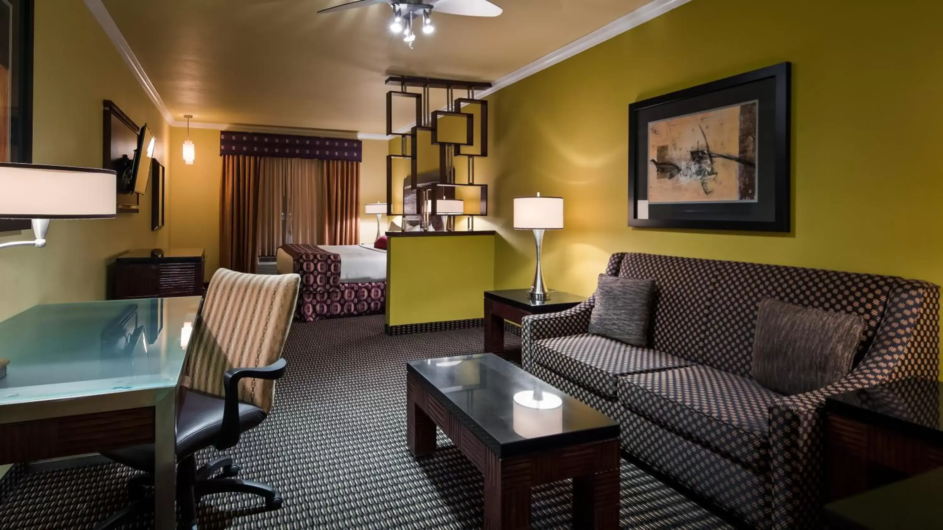 Photo of the whole room, Seating Area in BEST WESTERN PLUS Christopher Inn and Suites