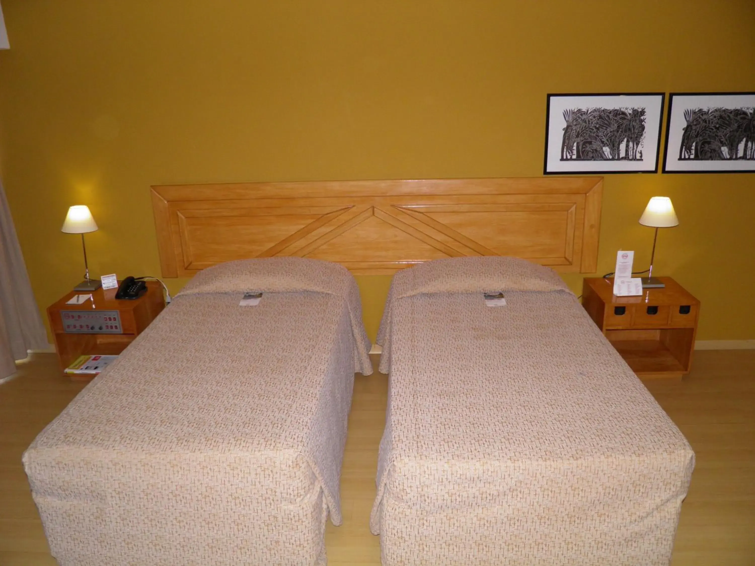 Photo of the whole room, Bed in South American Copacabana Hotel