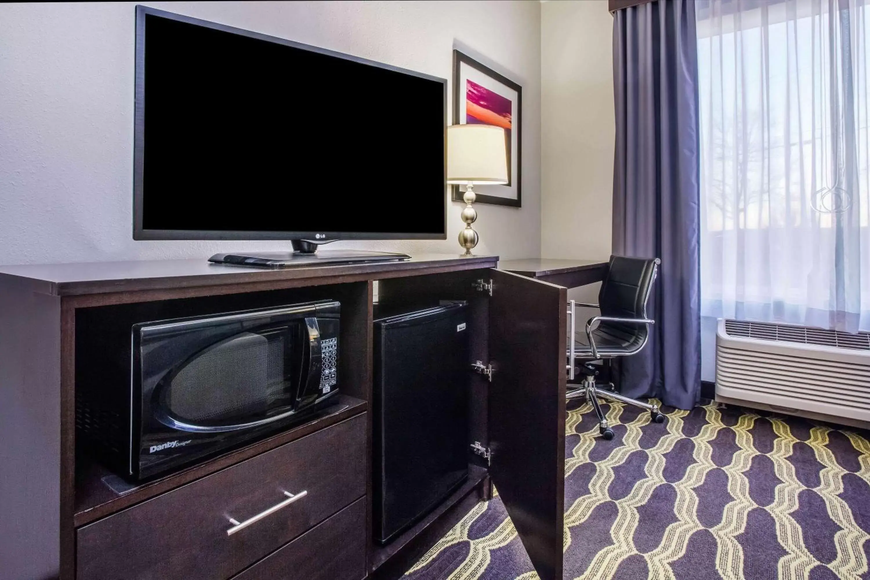 Photo of the whole room in La Quinta by Wyndham Lynchburg at Liberty Univ. Photo of the whole room in La Quinta by Wyndham Lynchburg at Liberty Univ.