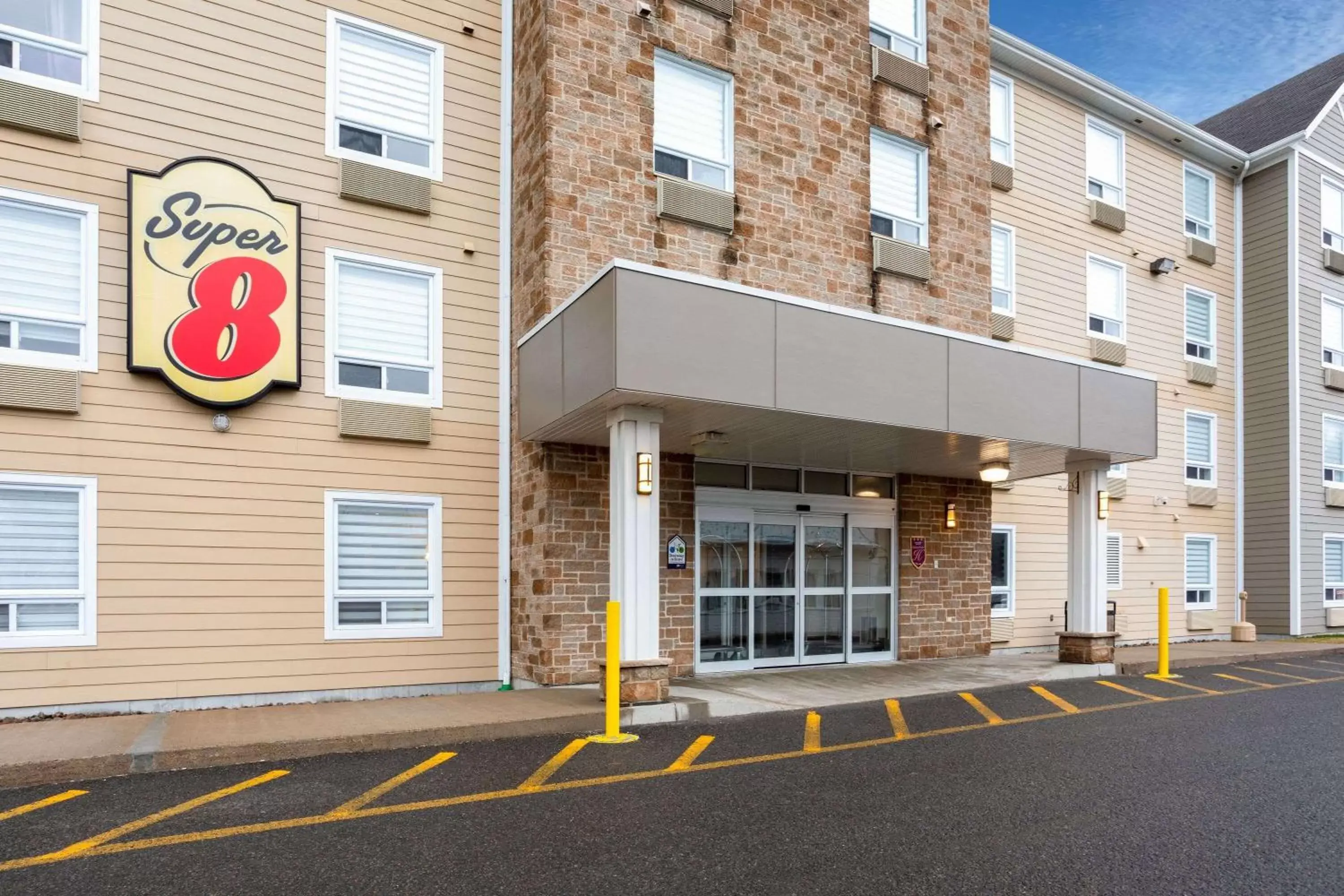 Property building in Super 8 by Wyndham Quebec City Property building in Super 8 by Wyndham Quebec City