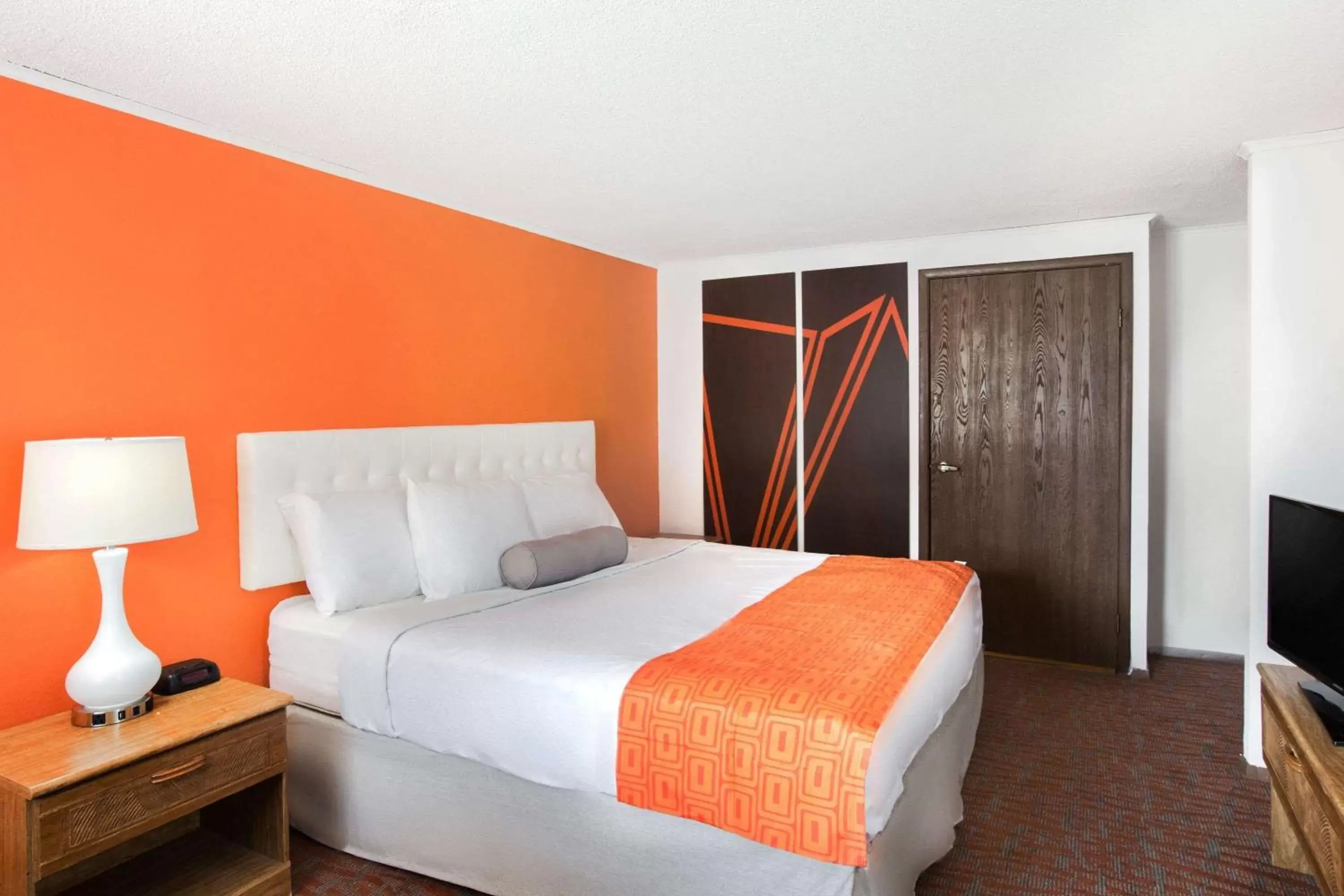 Photo of the whole room, Bed in Howard Johnson by Wyndham Wilmington