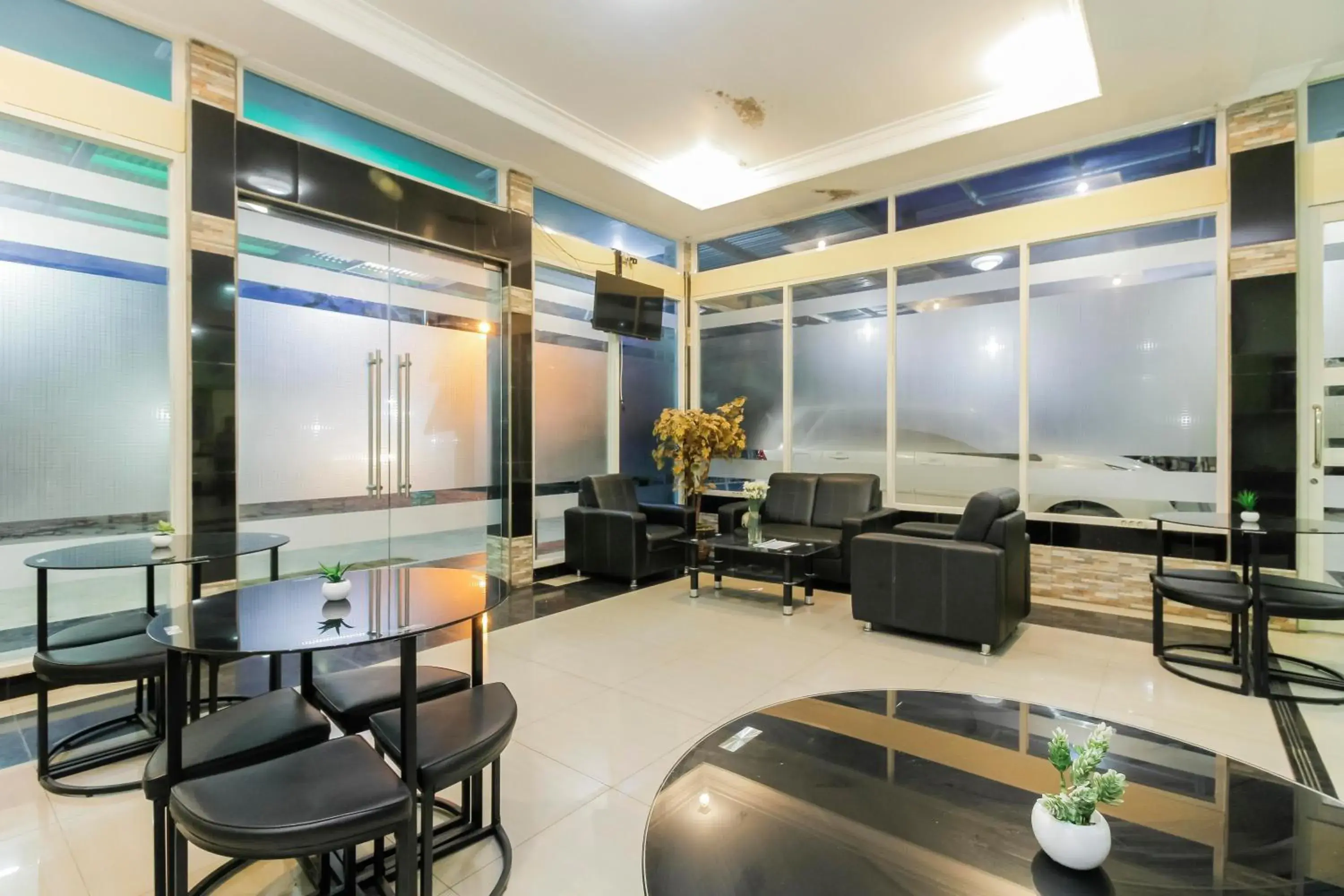 Lobby or reception, Lounge/Bar in RedDoorz near Taman Samarendah