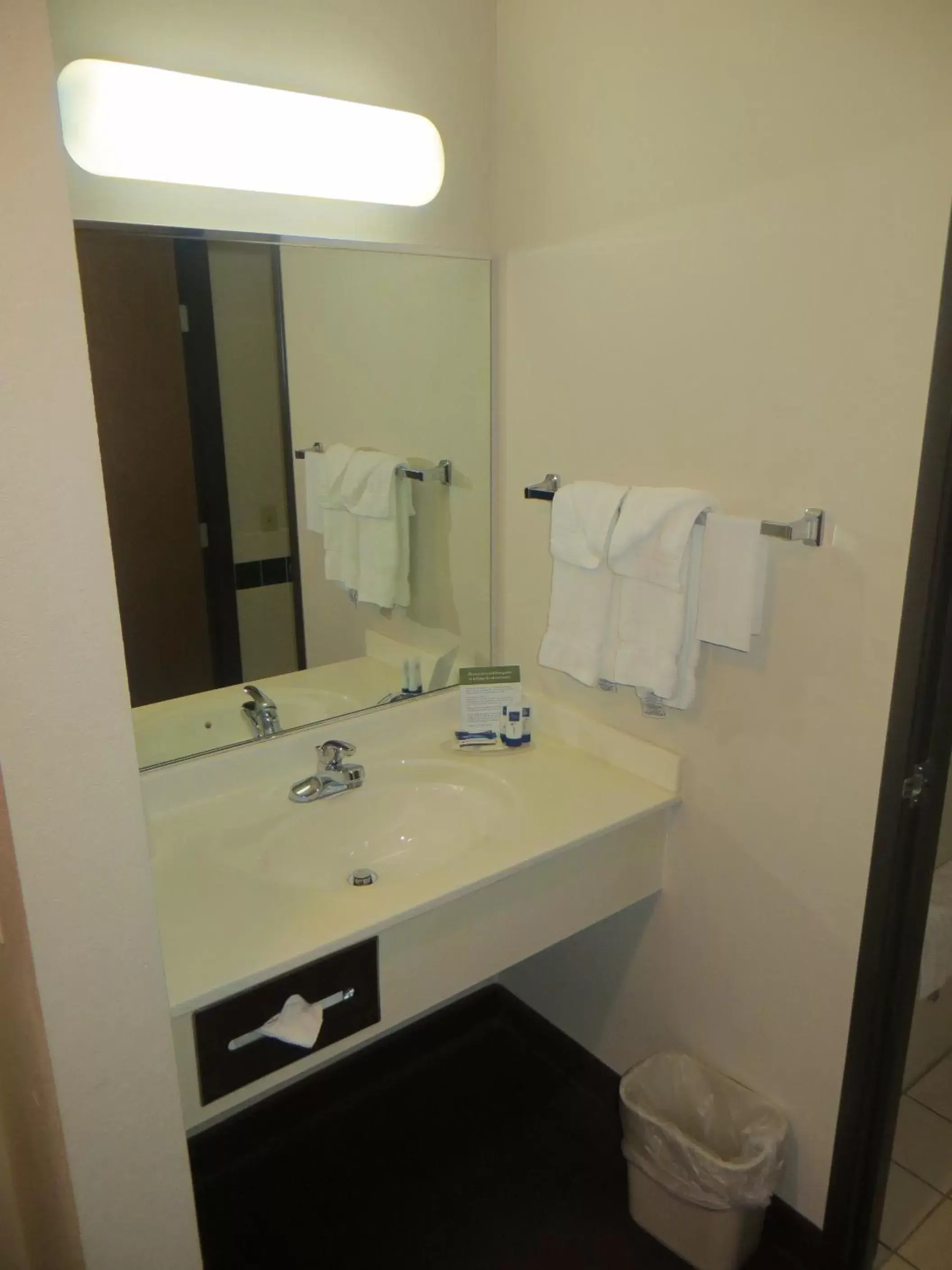 King Room - Non-Smoking in AmericInn by Wyndham Manitowoc King Room - Non-Smoking in AmericInn by Wyndham Manitowoc