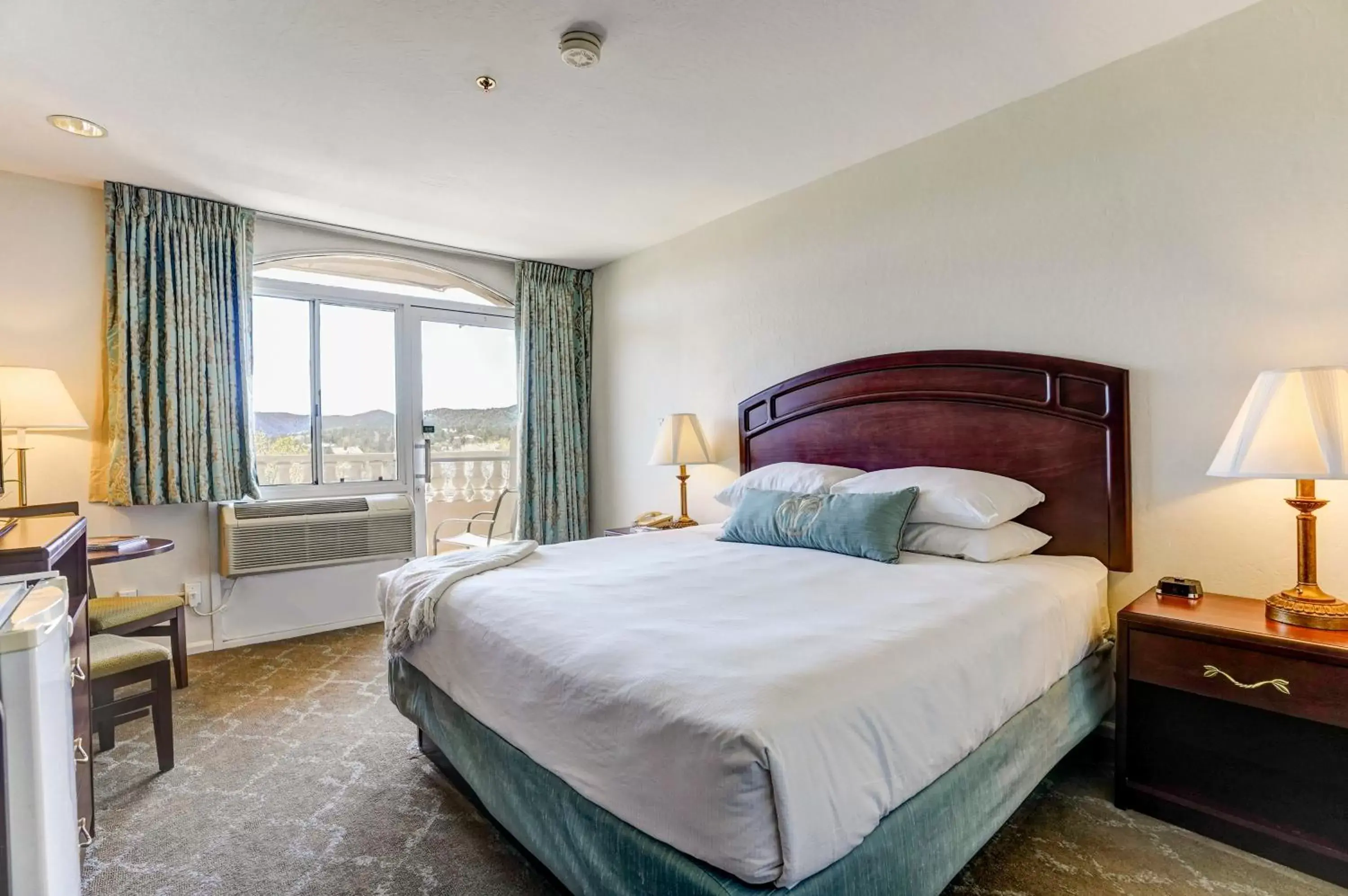 Bedroom, Bed in Forest Villas Hotel