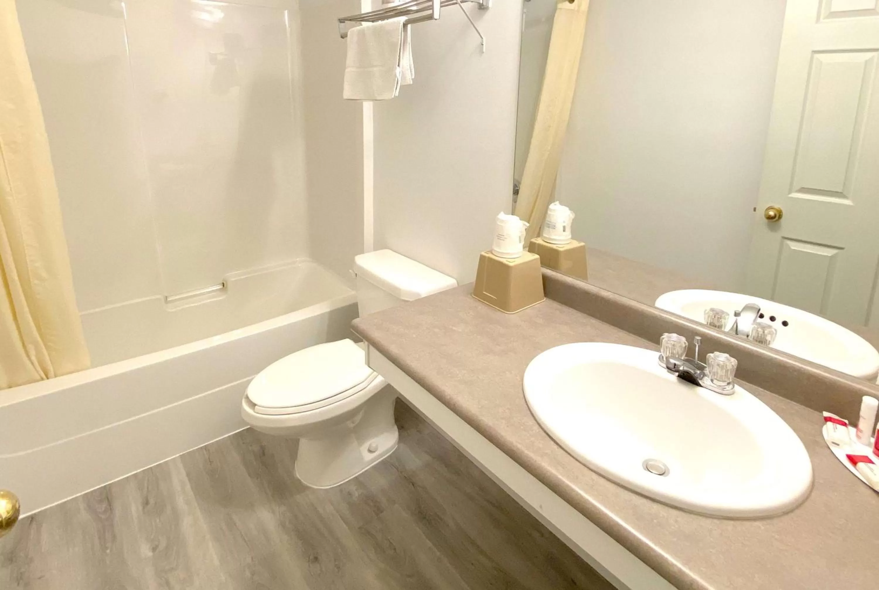 TV and multimedia in Super 8 by Wyndham Sicamous