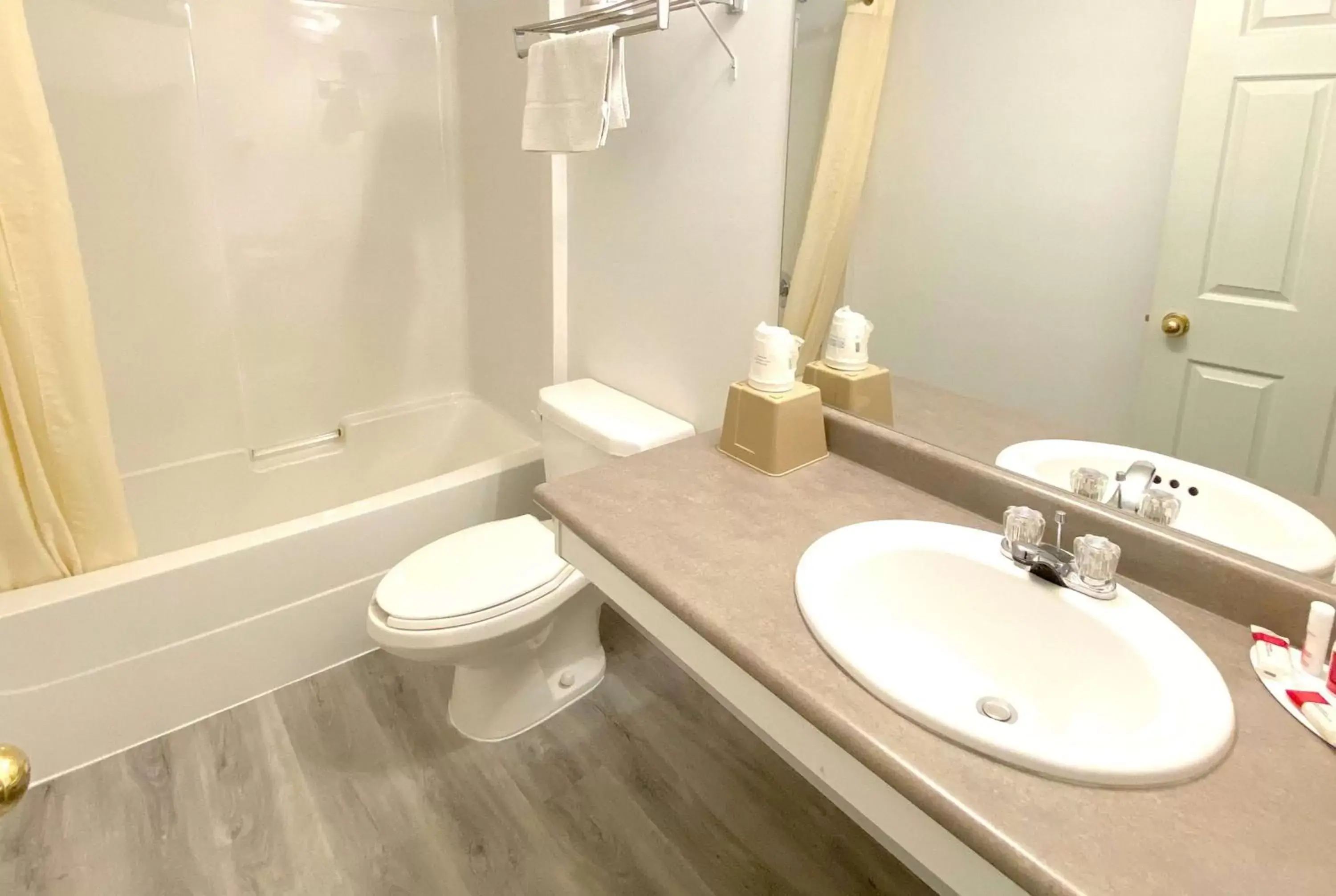 TV and multimedia in Super 8 by Wyndham Sicamous TV and multimedia in Super 8 by Wyndham Sicamous