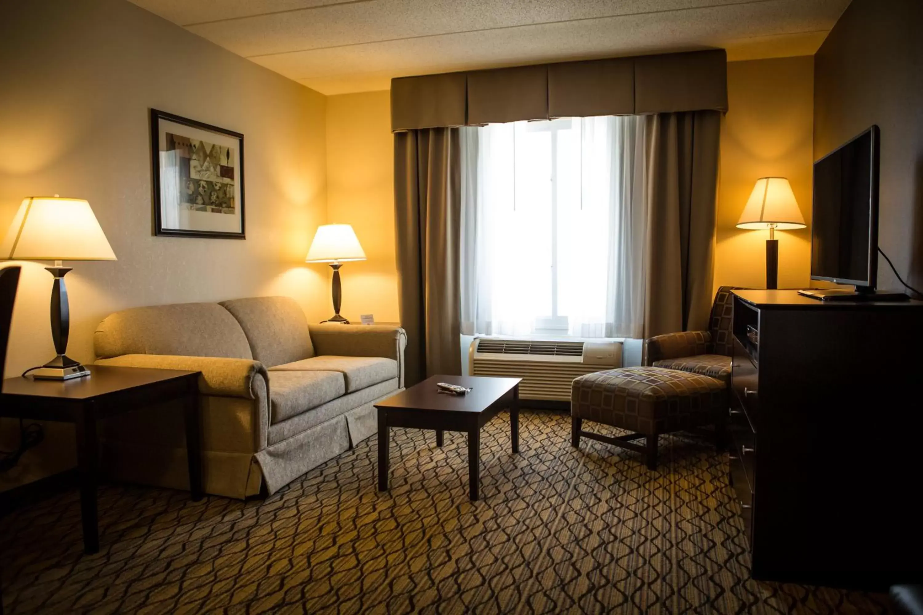 Photo of the whole room, Seating Area in Holiday Inn Express Milford, an IHG Hotel