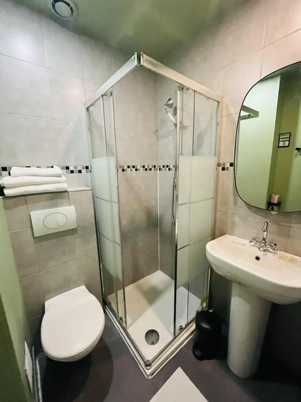 Property building, Bathroom in Hotel De Berne